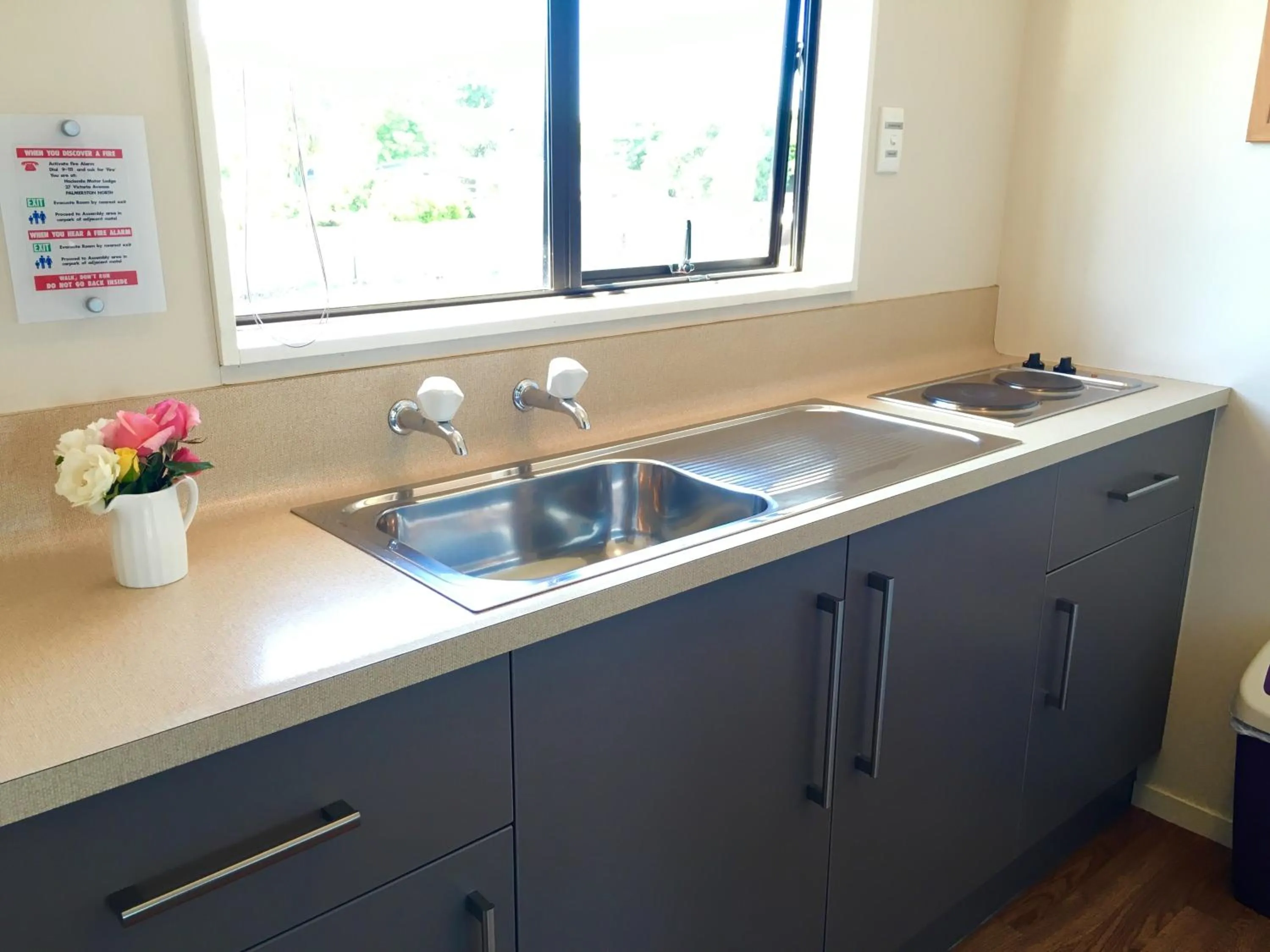 Kitchen or kitchenette in Hacienda Motor Lodge