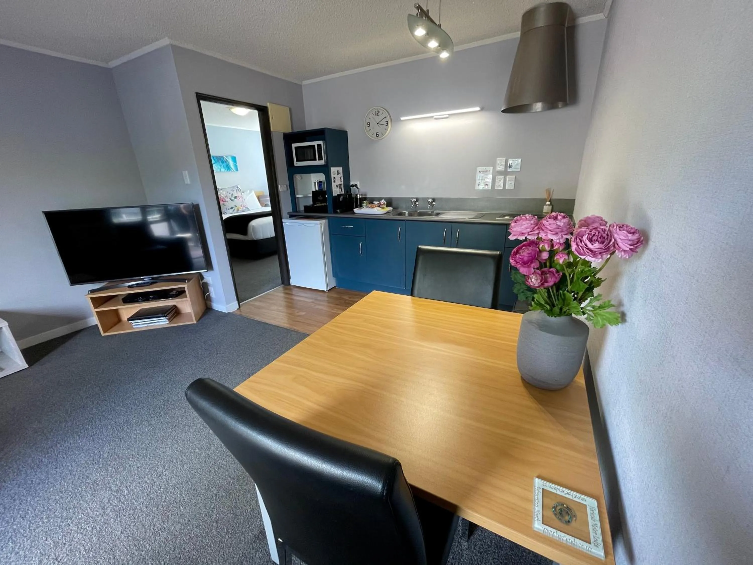 Kitchen or kitchenette in Hacienda Motor Lodge