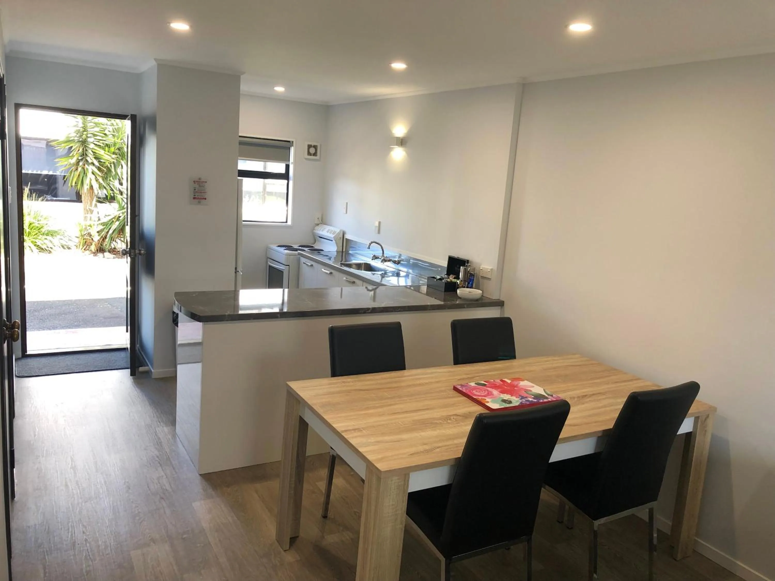 Kitchen or kitchenette in Hacienda Motor Lodge
