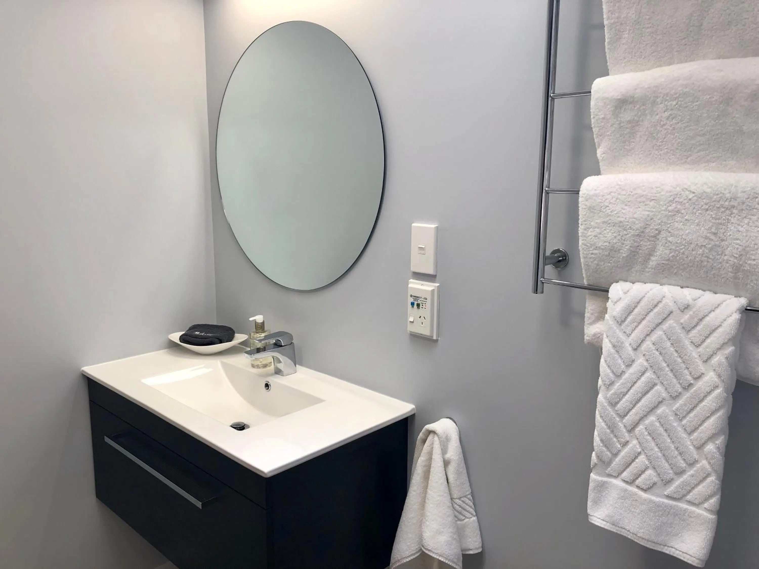 Bathroom in Hacienda Motor Lodge