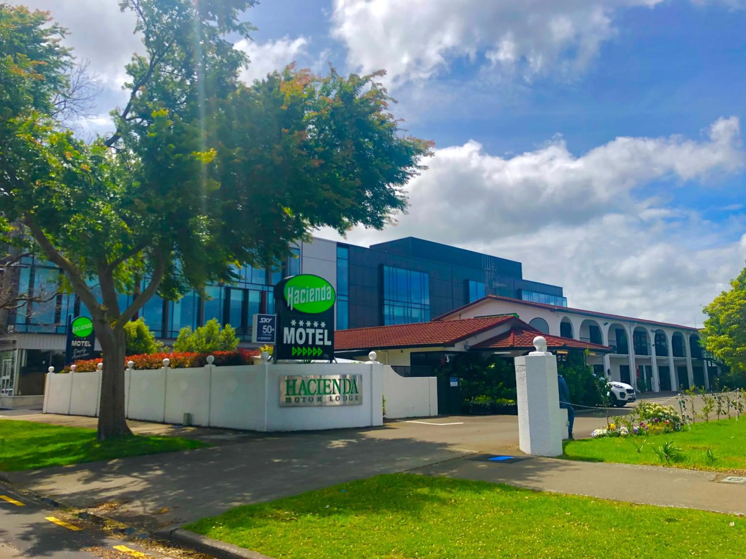Property building in Hacienda Motor Lodge