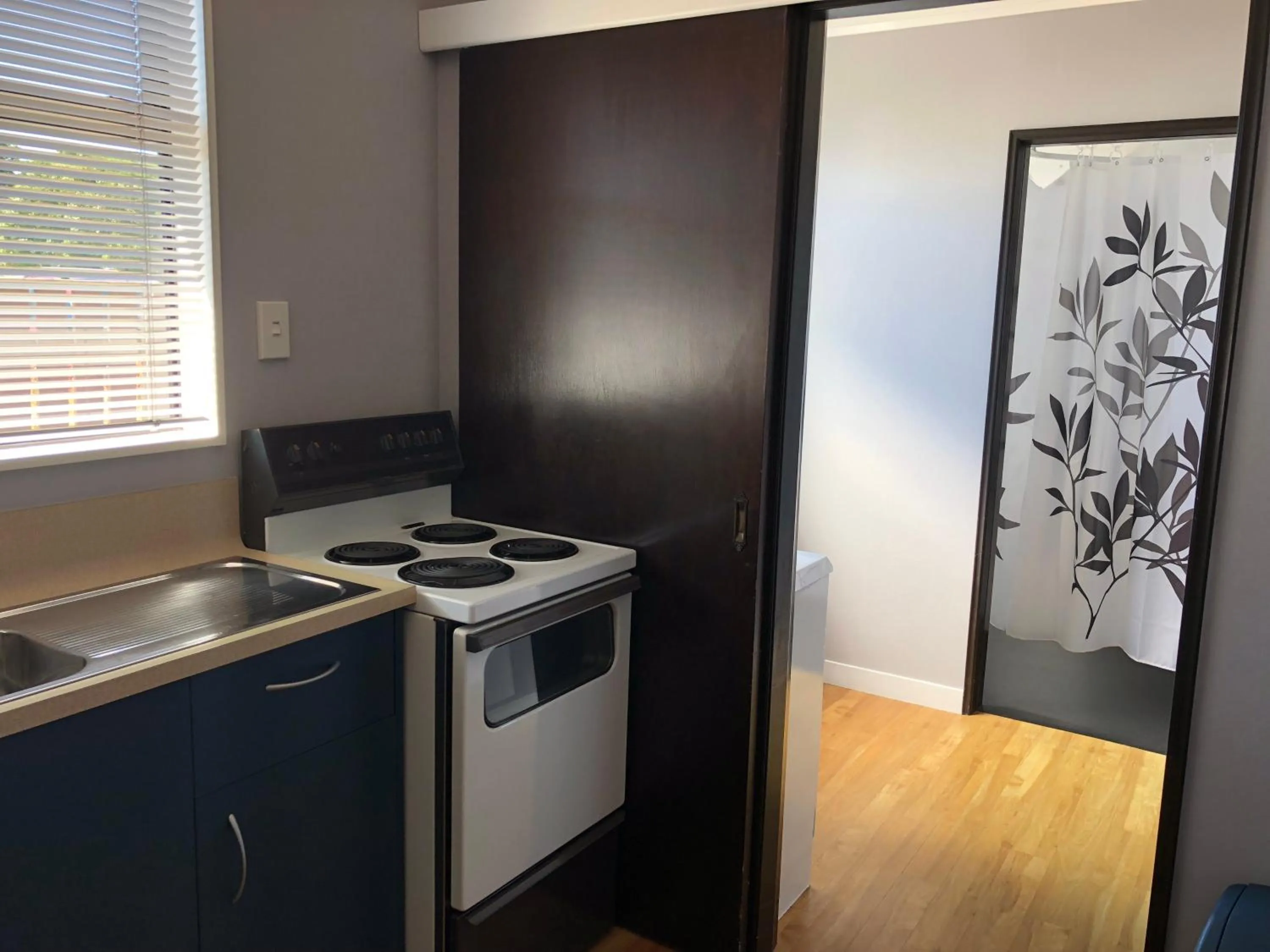 Kitchen or kitchenette in Hacienda Motor Lodge