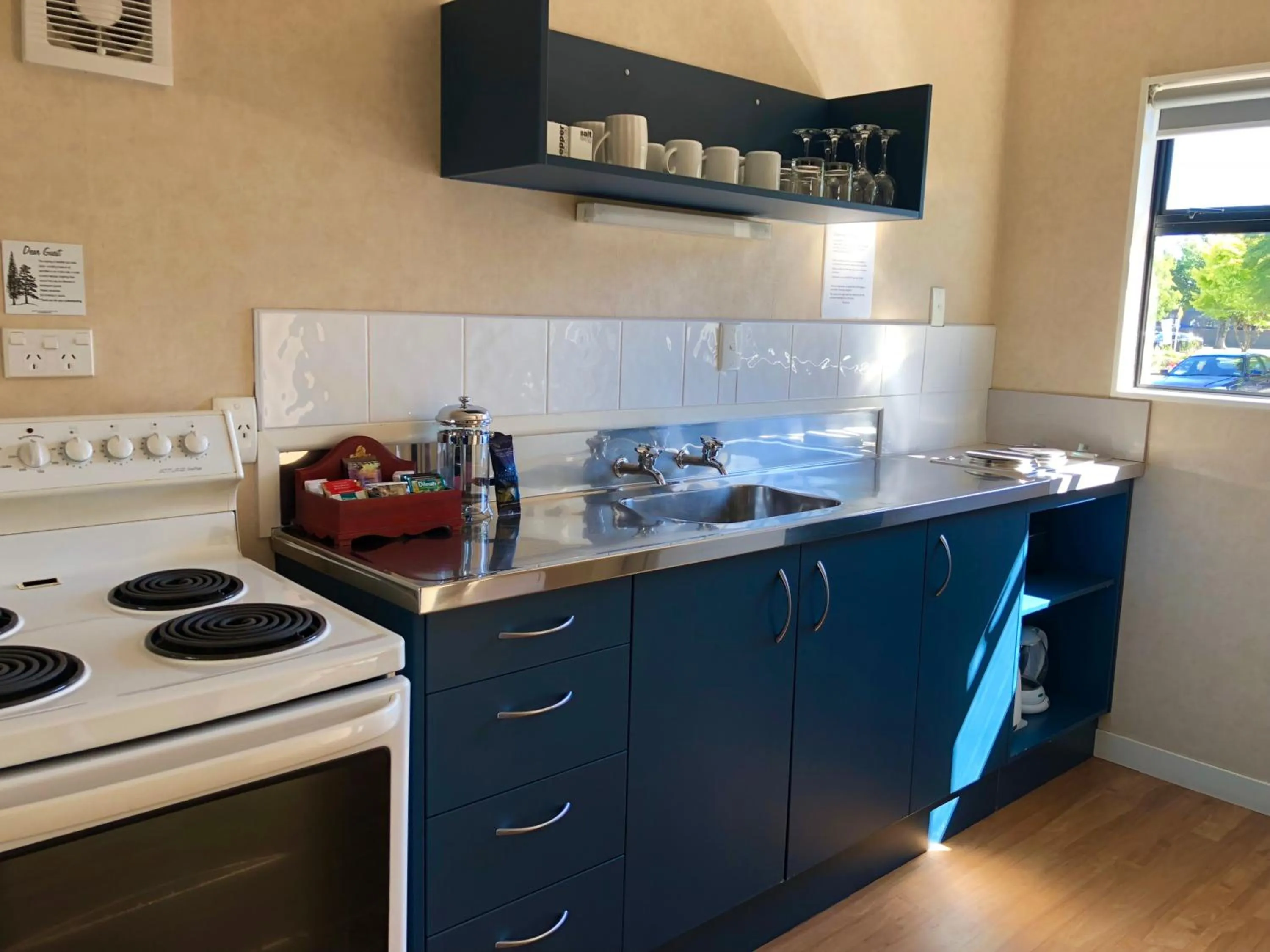 Kitchen or kitchenette in Hacienda Motor Lodge