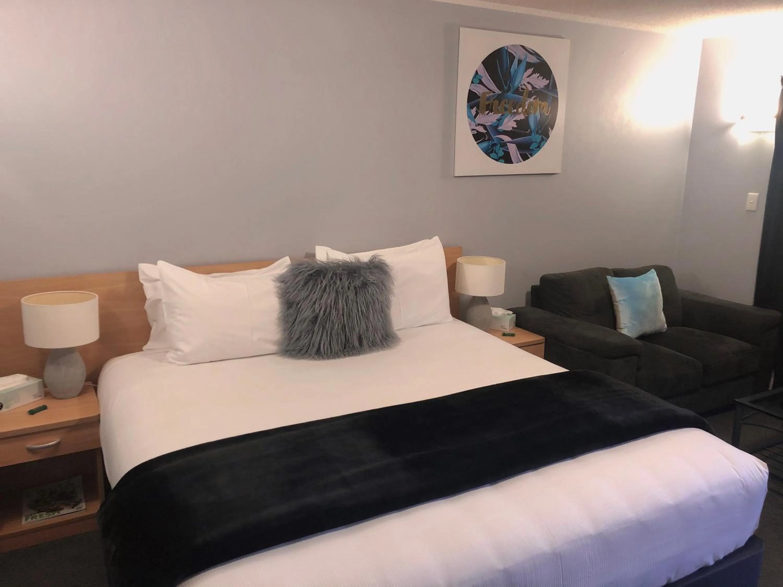 Bed in Hacienda Motor Lodge