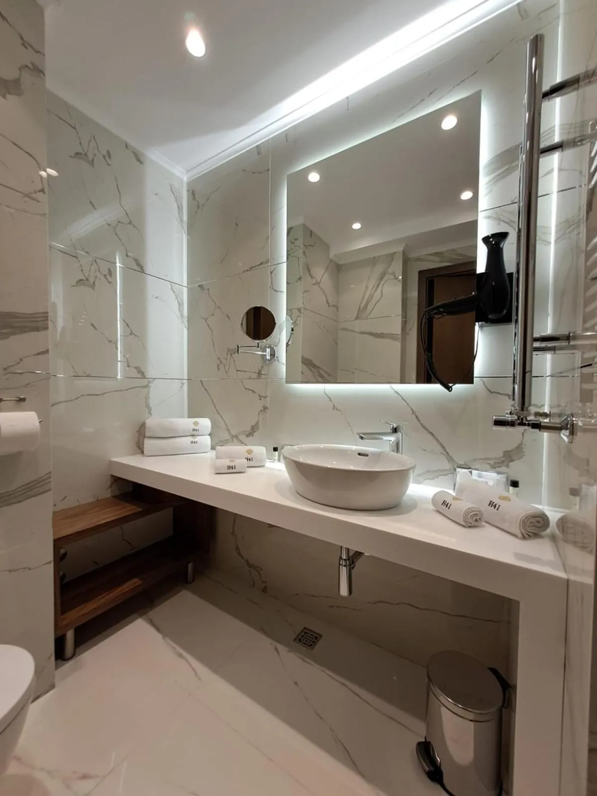 Toilet in H41 Luxury Suites