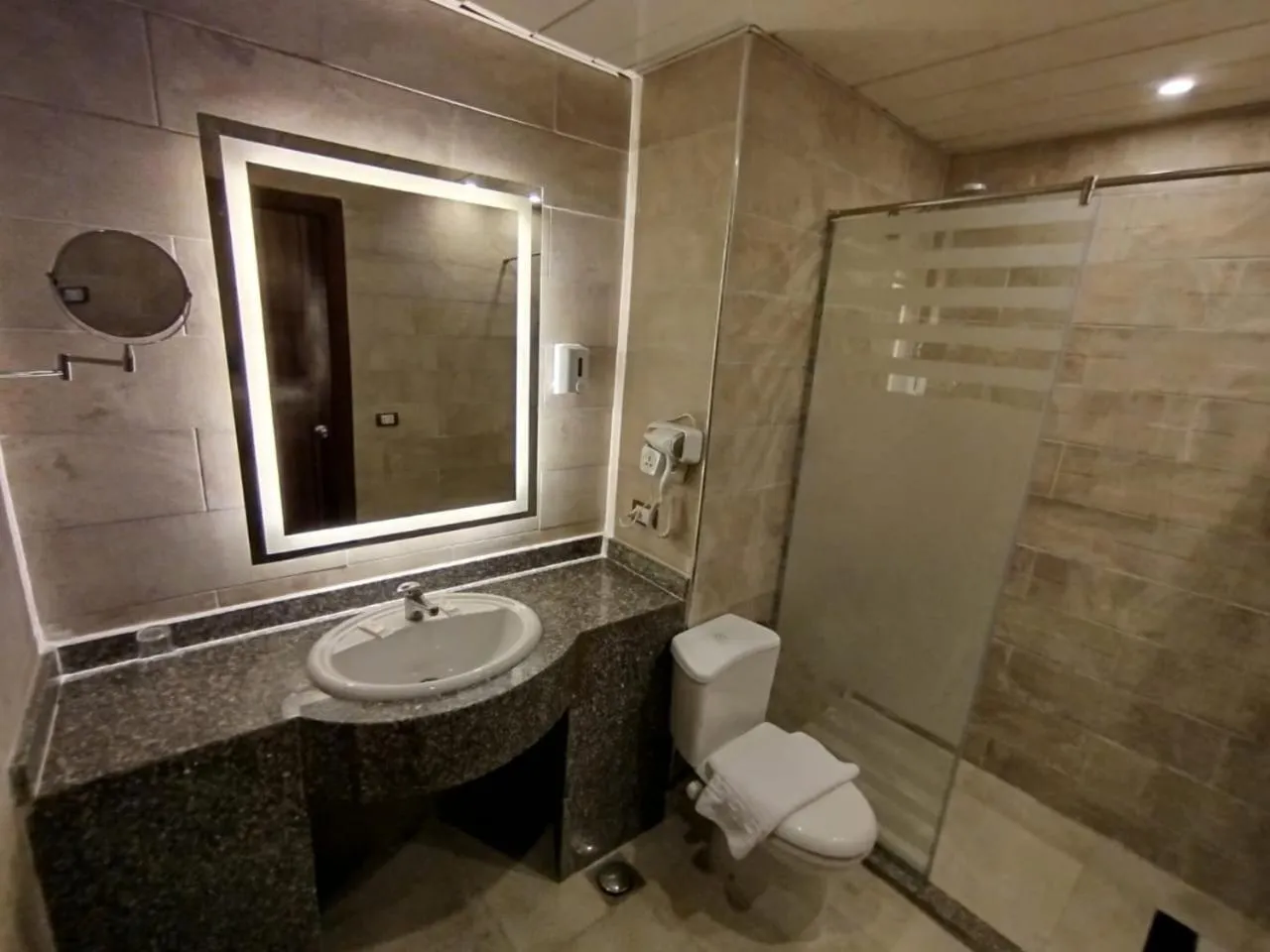 Bathroom in Dexon Roma Hotel