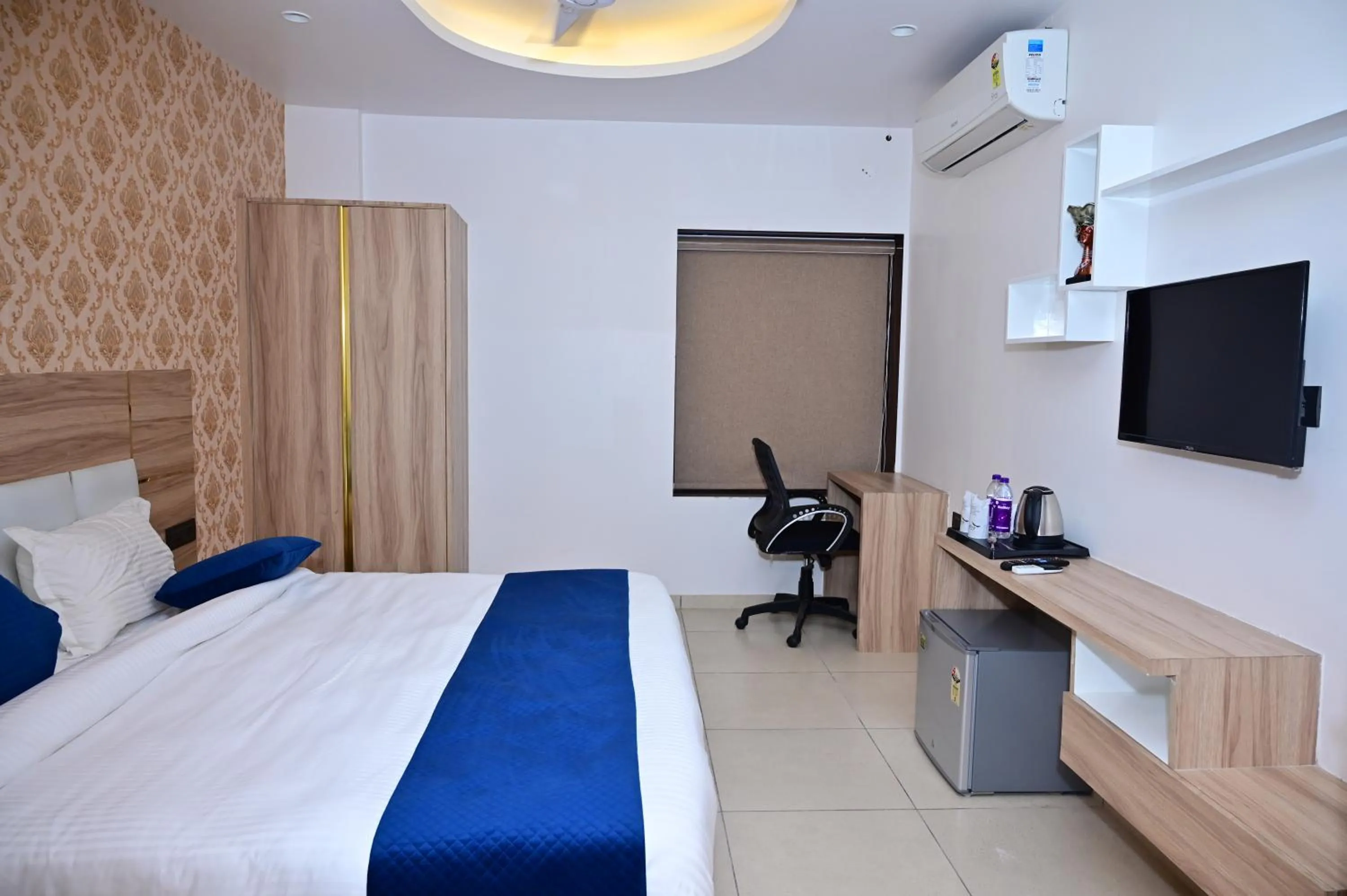 Photo of the whole room, Bed in The Dwelling Inn