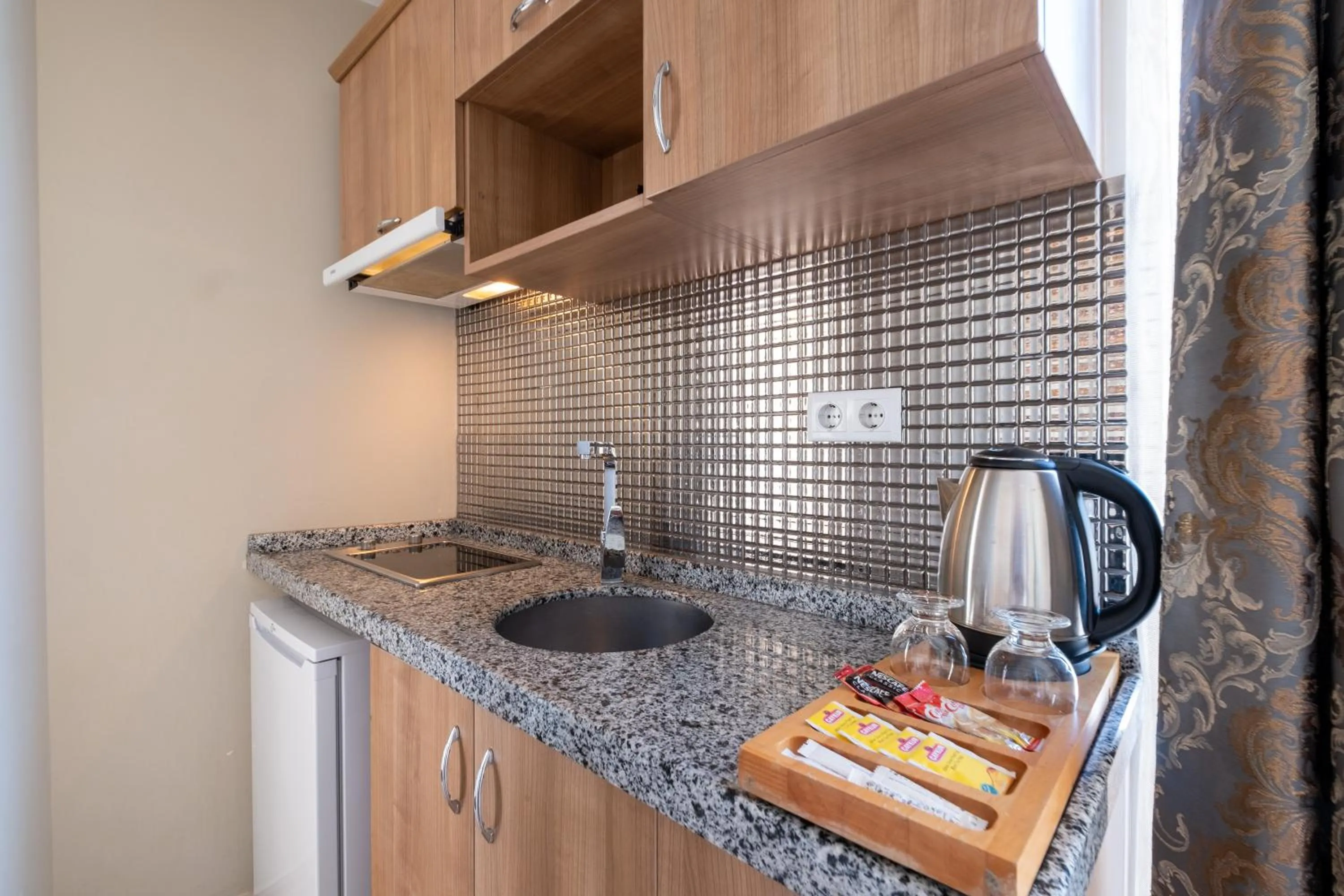 Coffee/tea facilities in Lavin Hotel & Suites