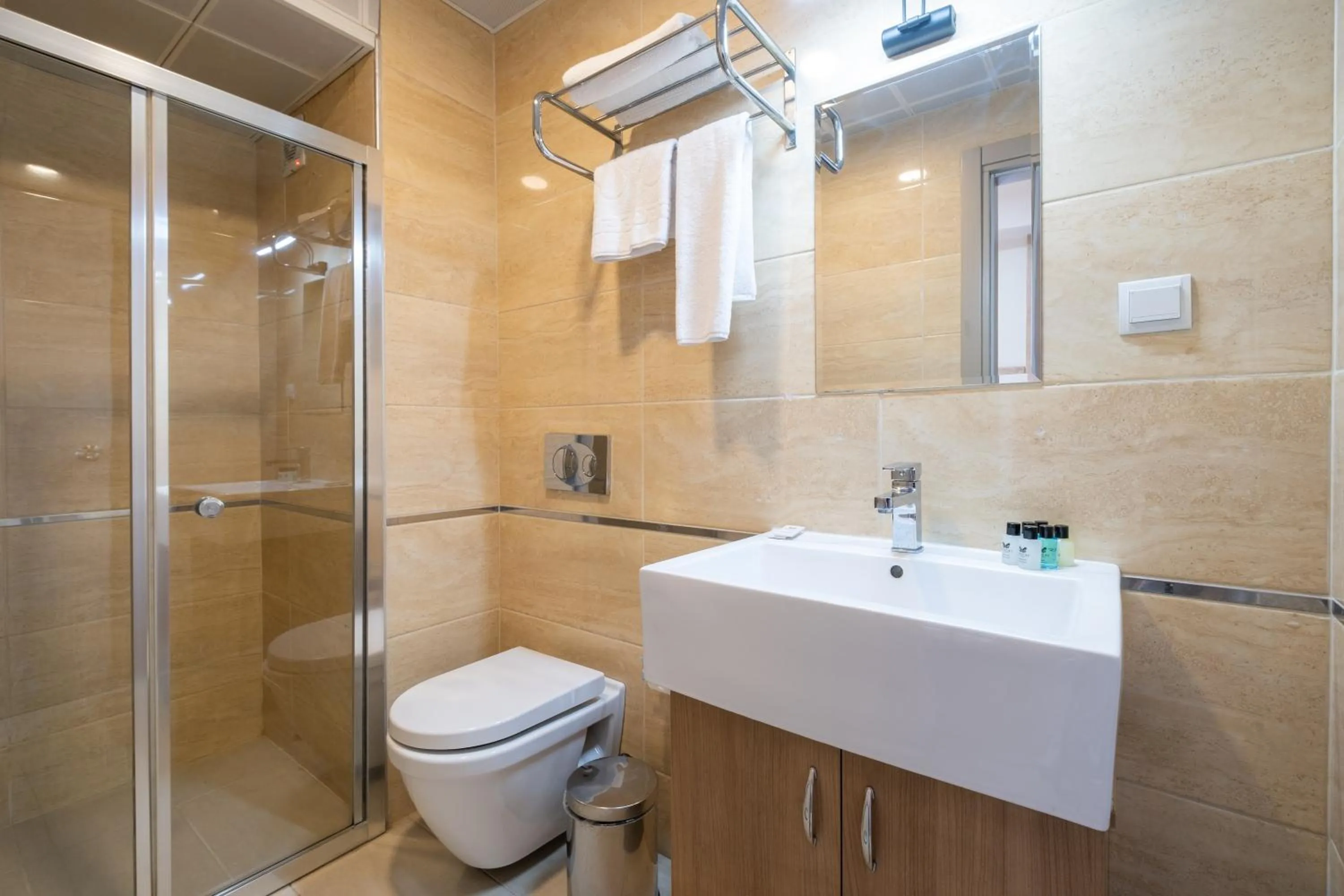 Shower in Lavin Hotel & Suites