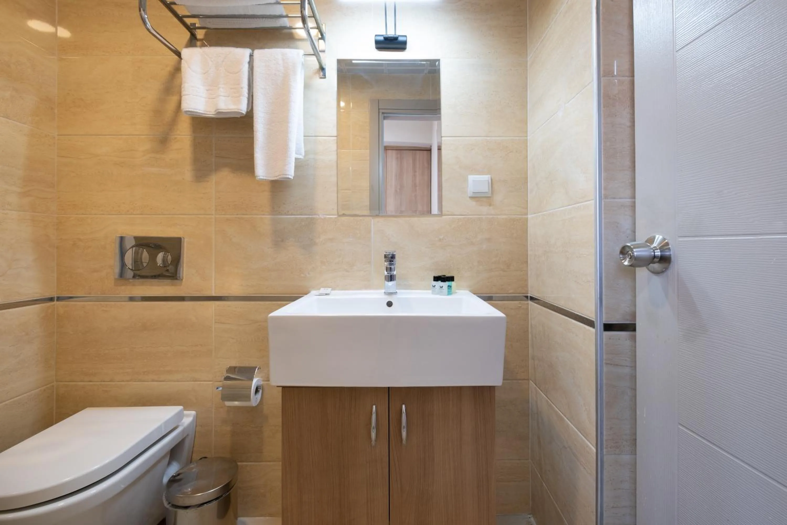 Shower in Lavin Hotel & Suites