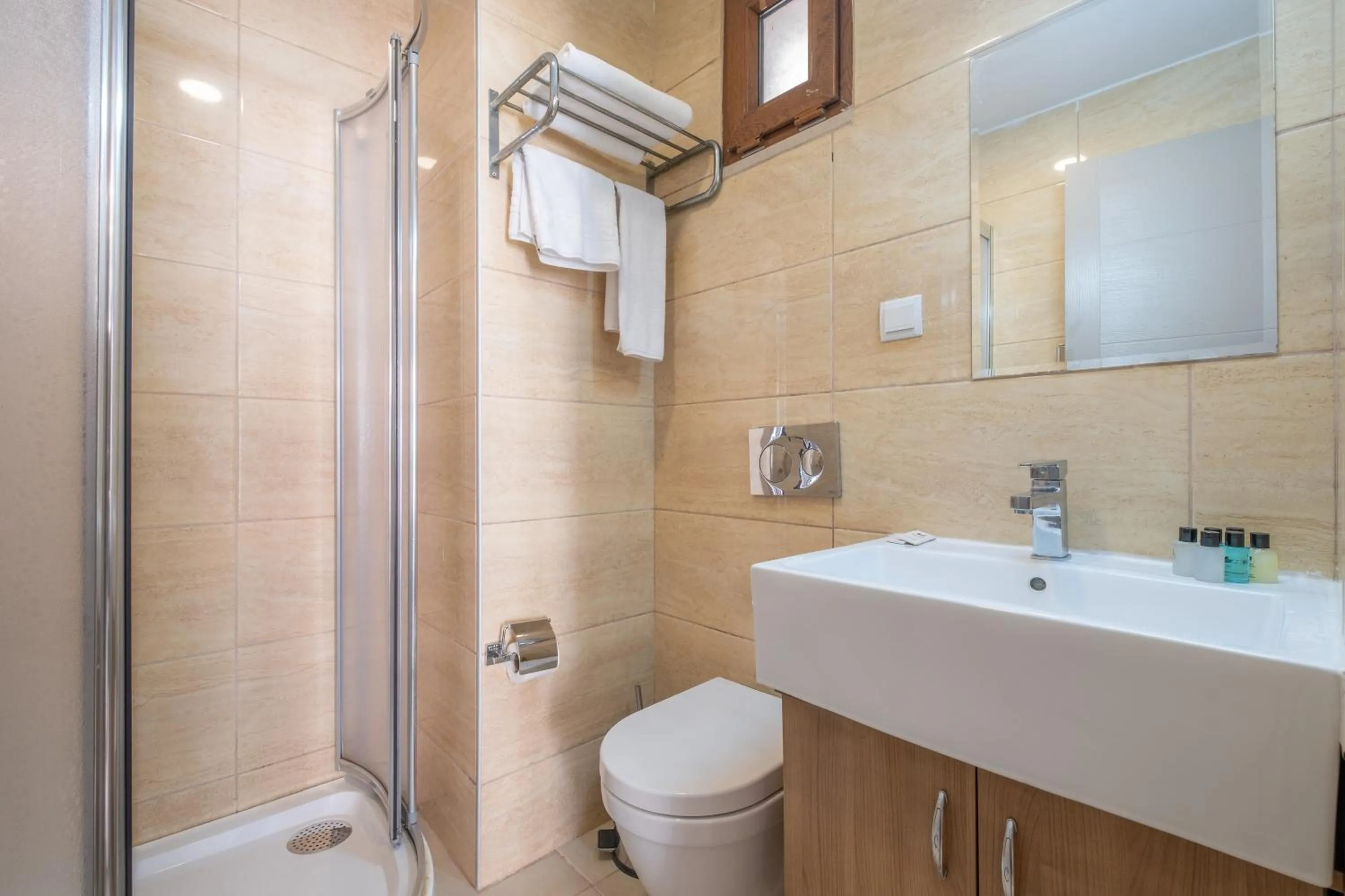 Shower in Lavin Hotel & Suites