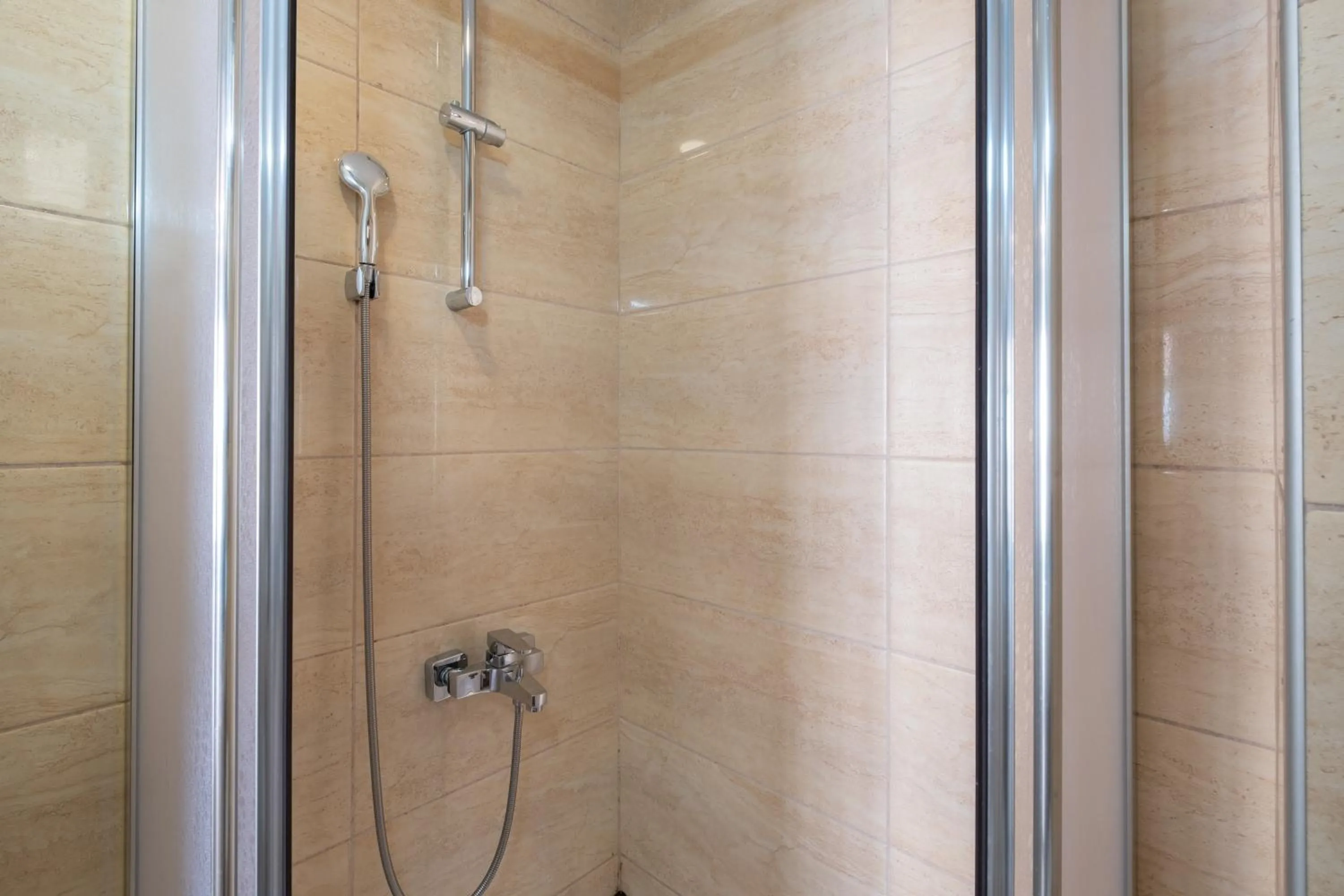Shower in Lavin Hotel & Suites