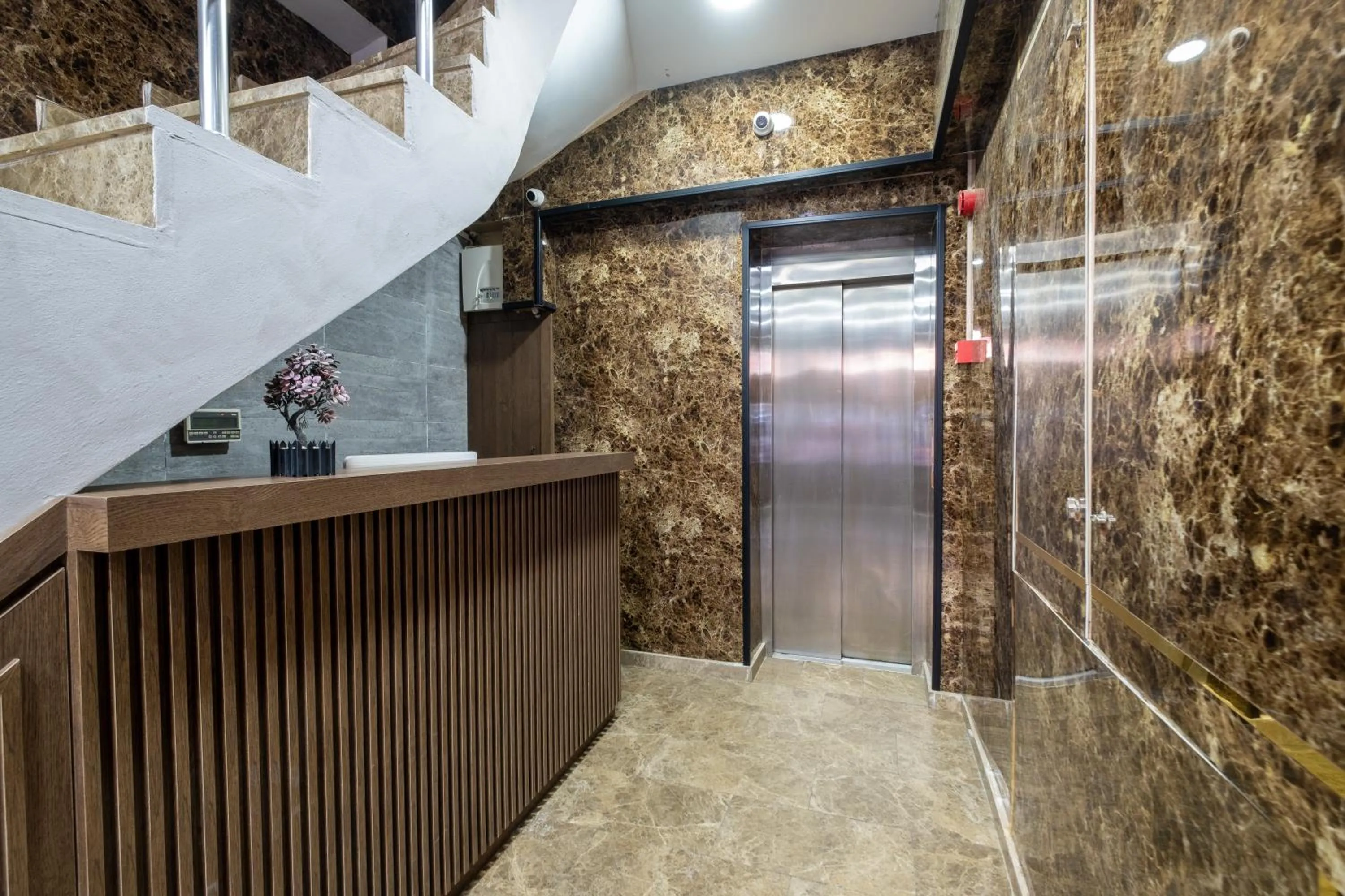 elevator in Lavin Hotel & Suites