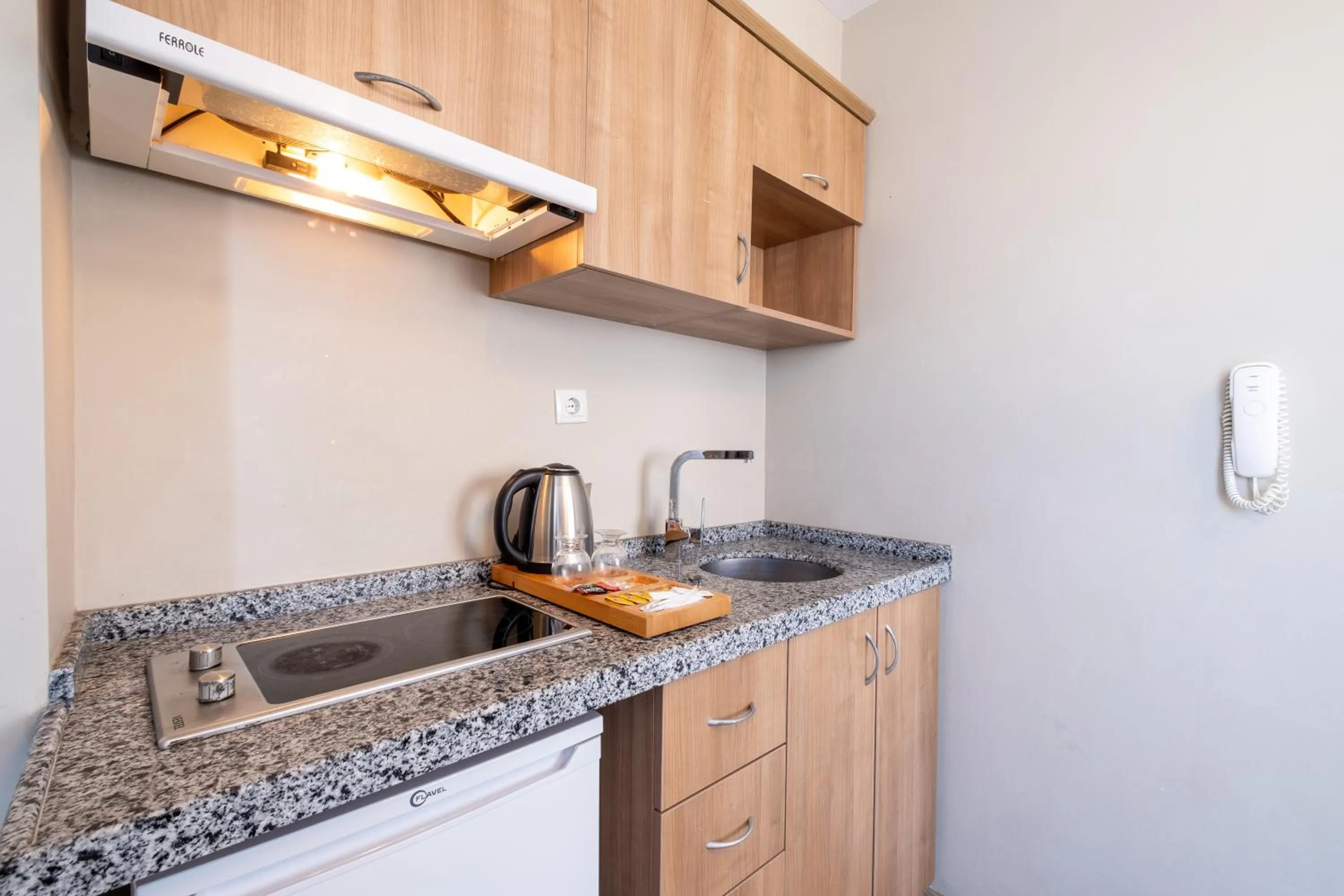 Coffee/tea facilities in Lavin Hotel & Suites