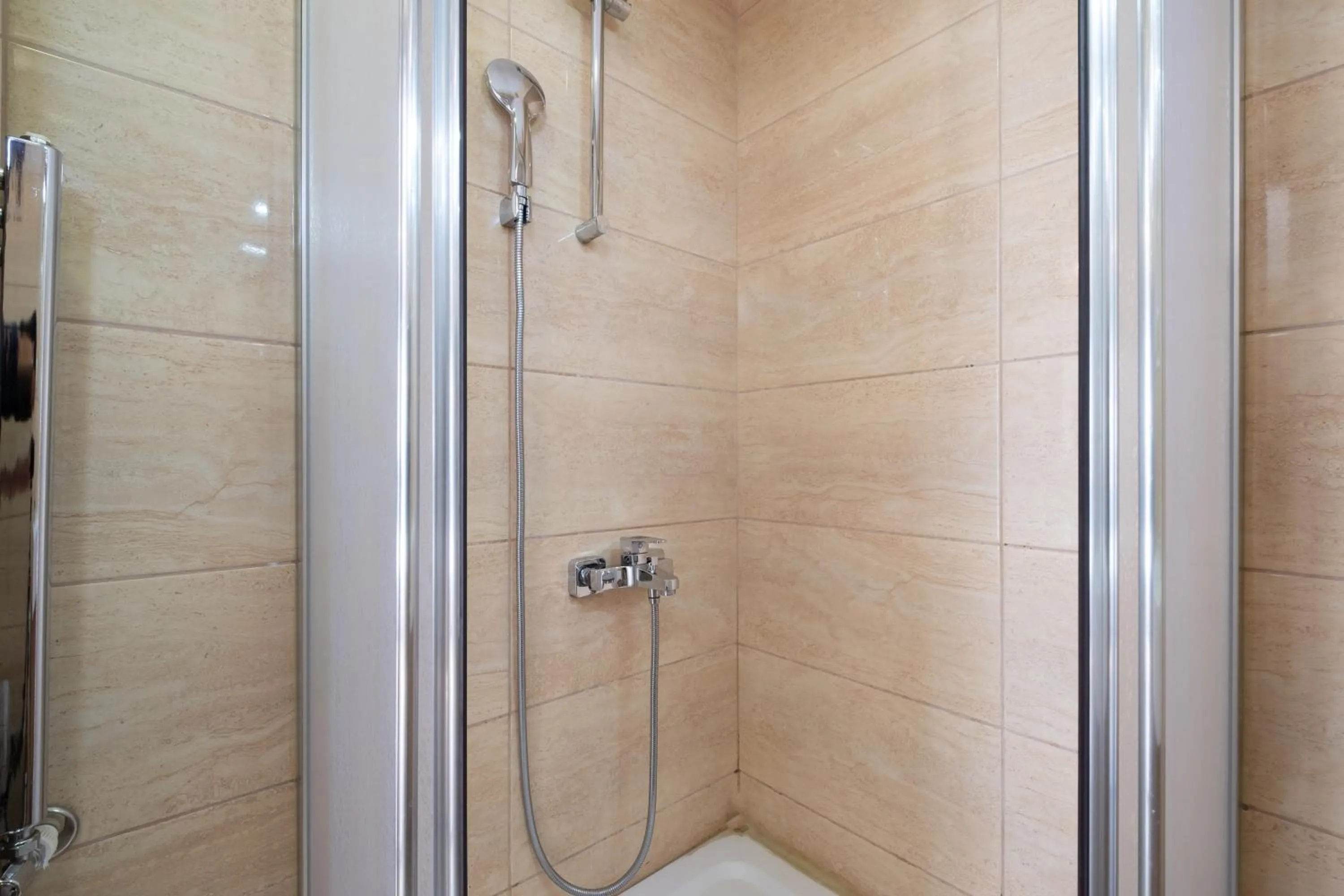 Shower in Lavin Hotel & Suites