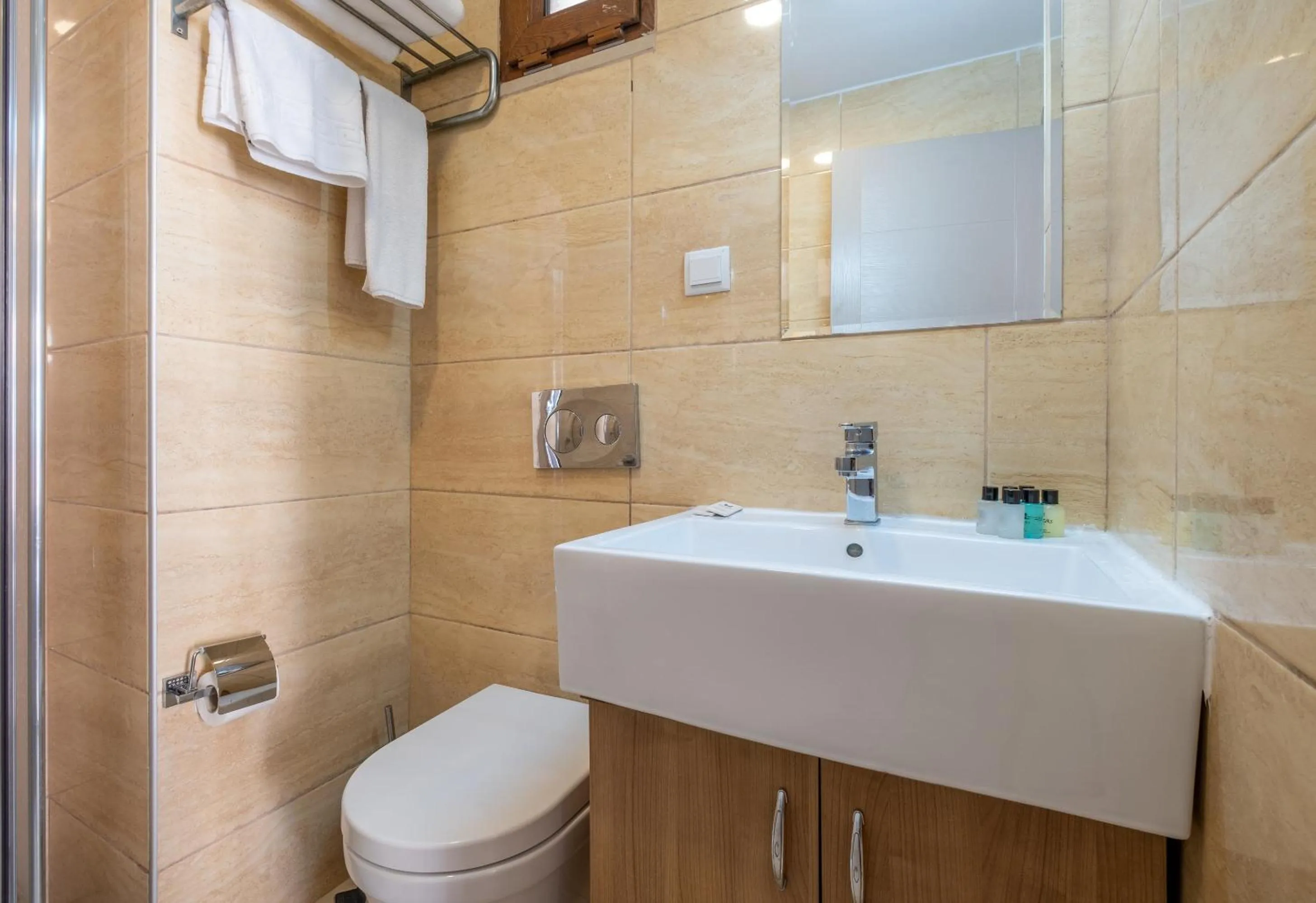 Shower in Lavin Hotel & Suites
