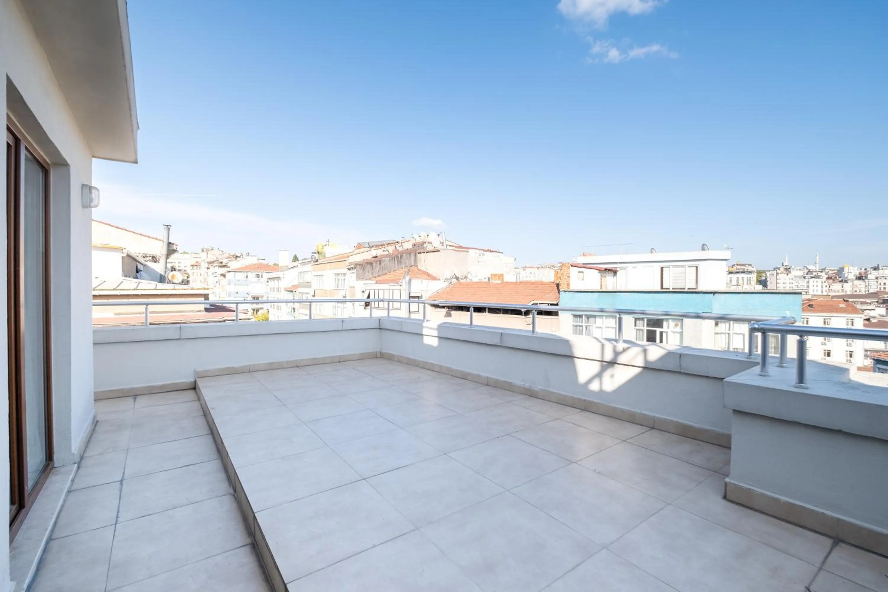 Day in Lavin Hotel & Suites