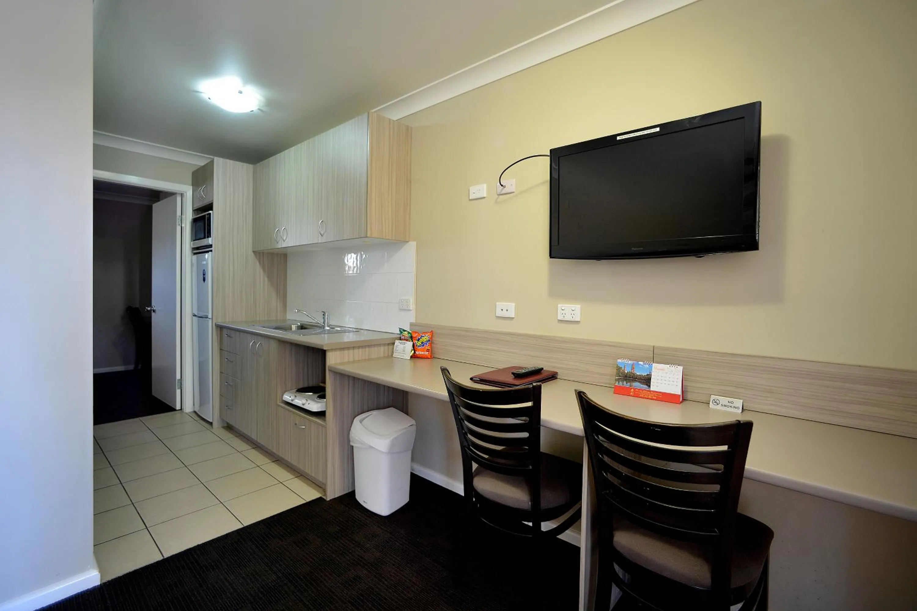 Kitchen or kitchenette in Bellview Motel