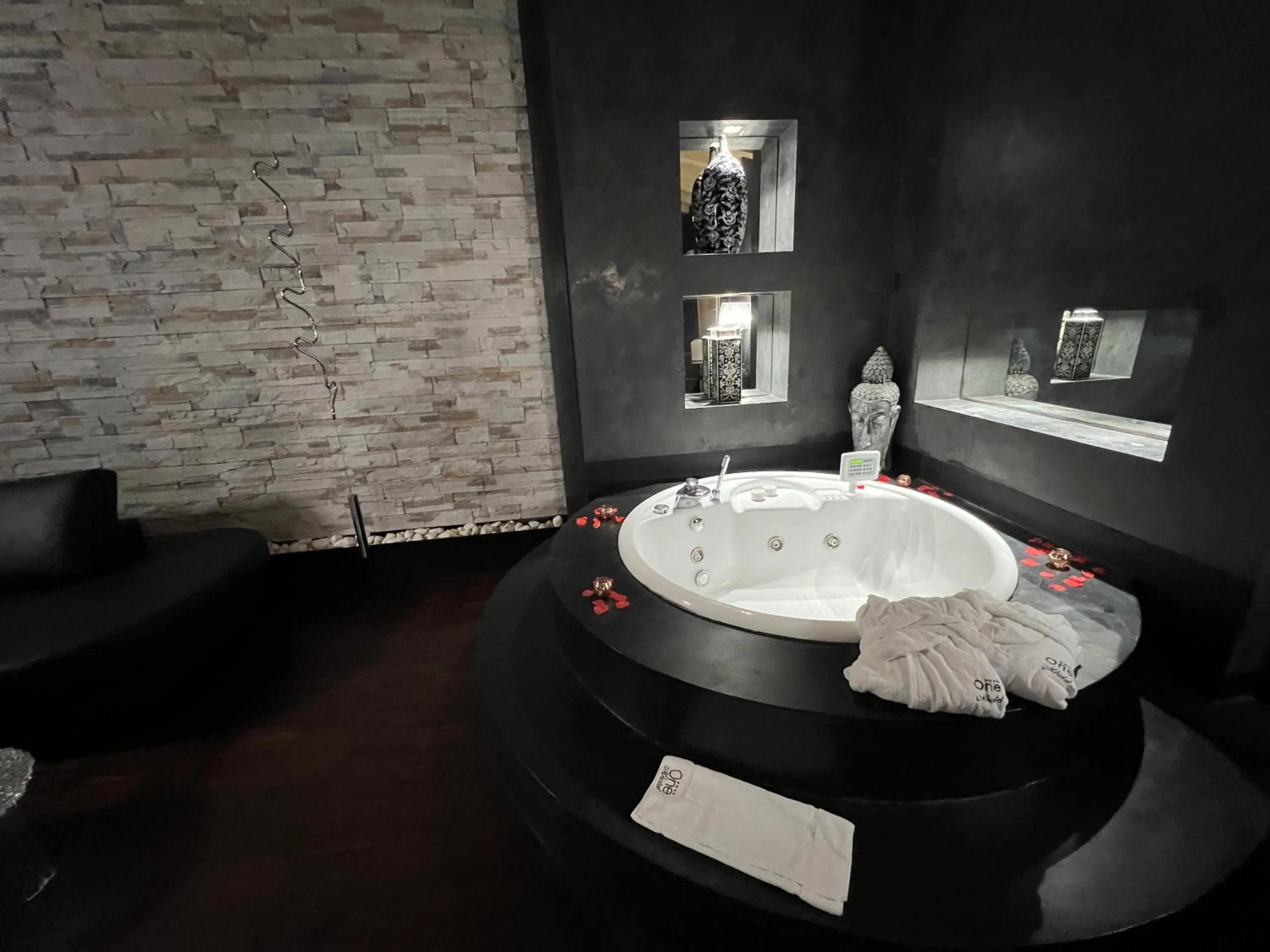 Hot Tub in OneMhotel