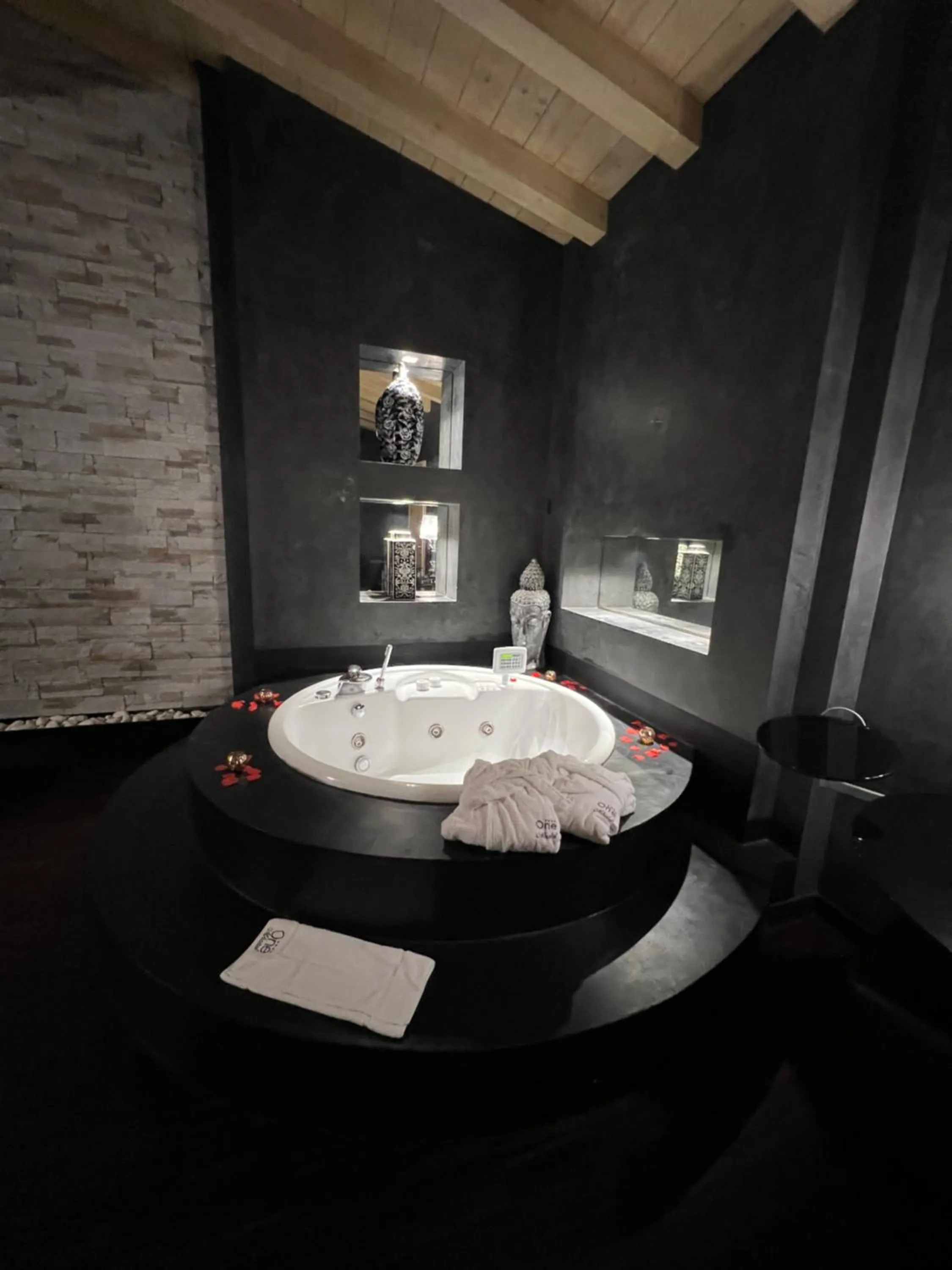 Hot Tub in OneMhotel