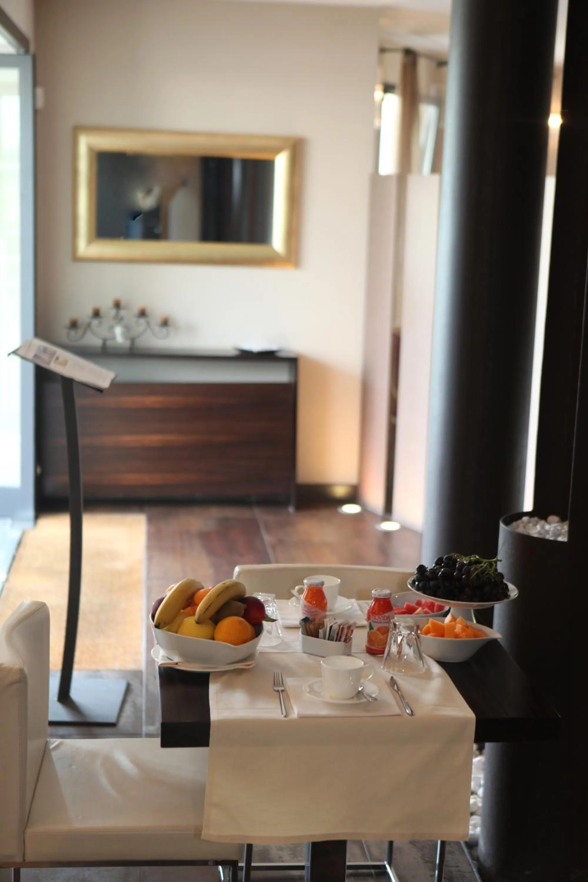 Restaurant/places to eat in OneMhotel