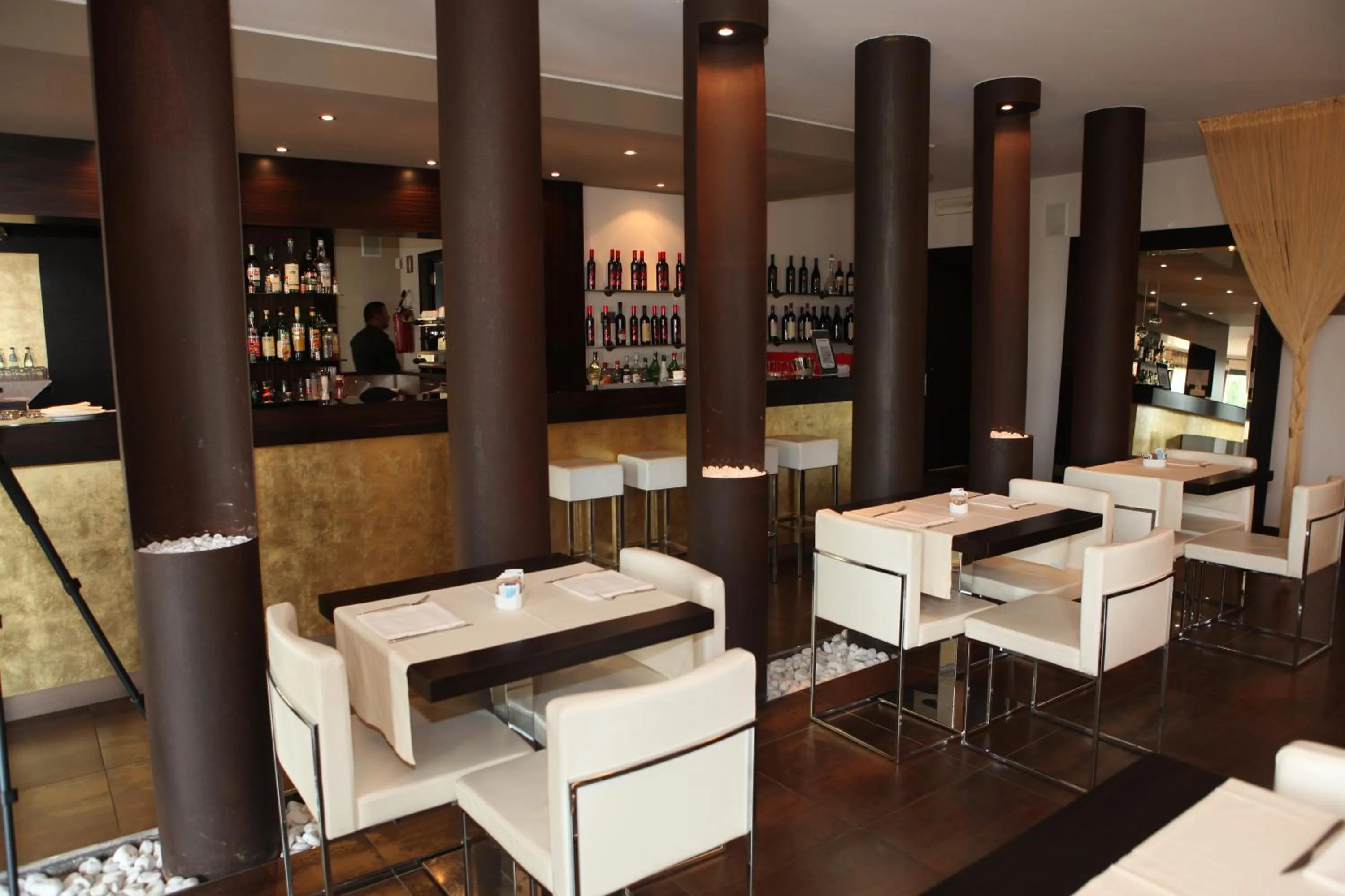 Restaurant/places to eat in OneMhotel