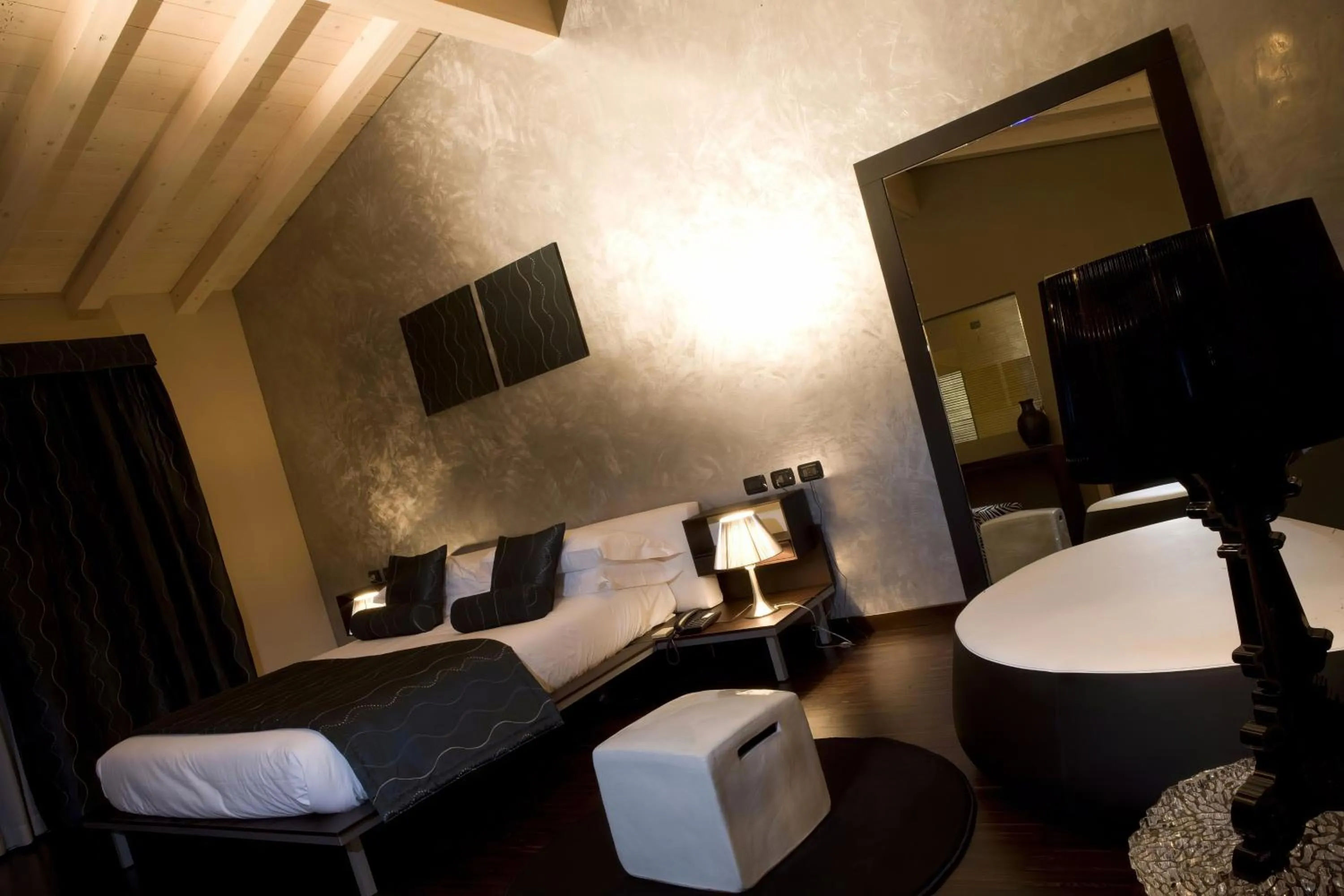 Hot Tub in OneMhotel