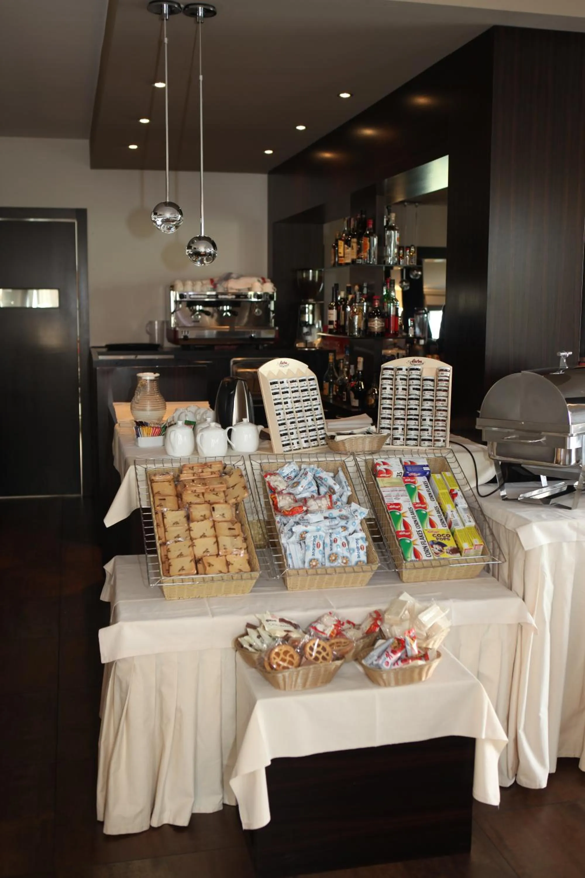 Restaurant/places to eat in OneMhotel