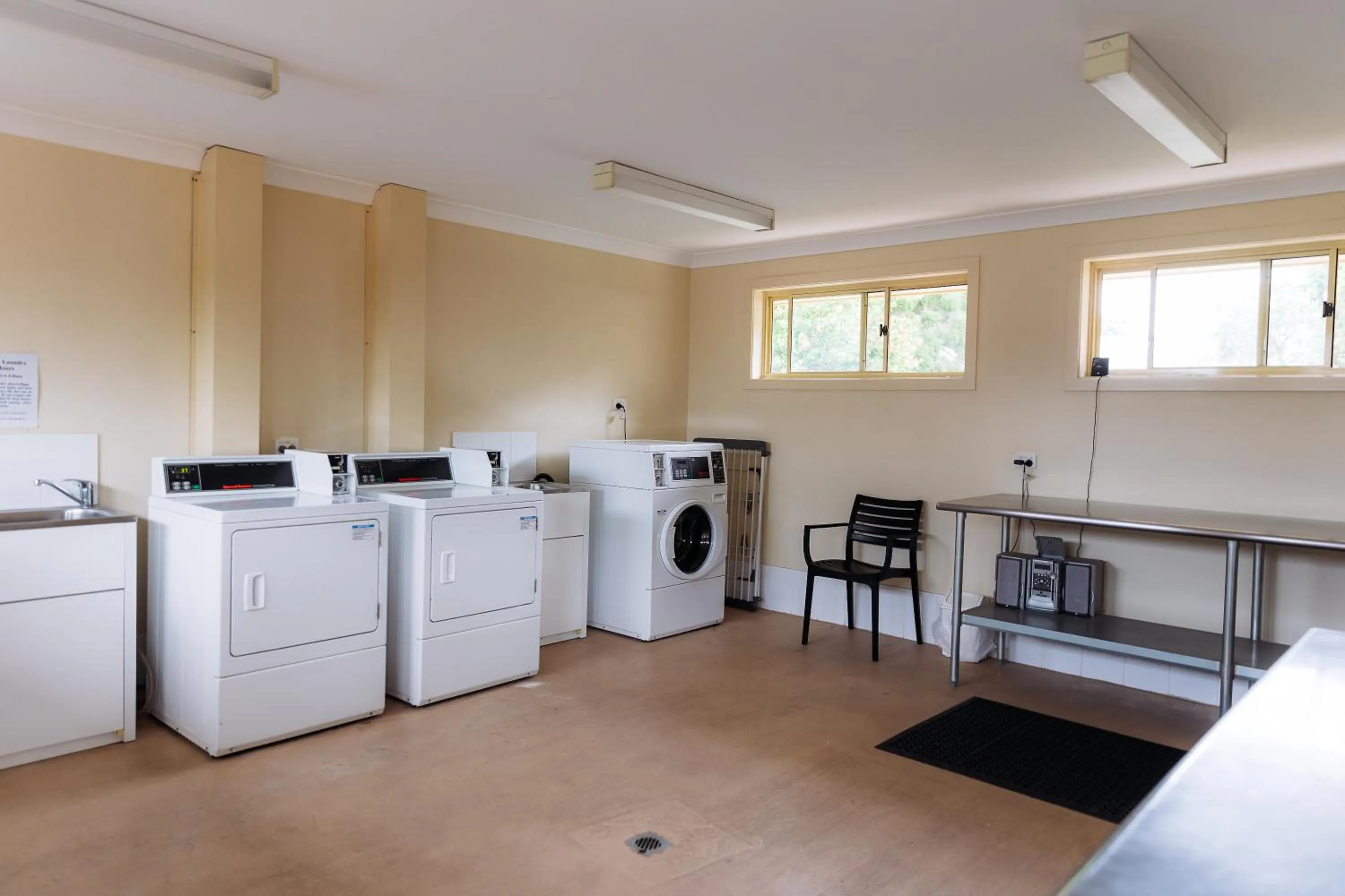 washing machine in Scone Motor Inn & Apartments