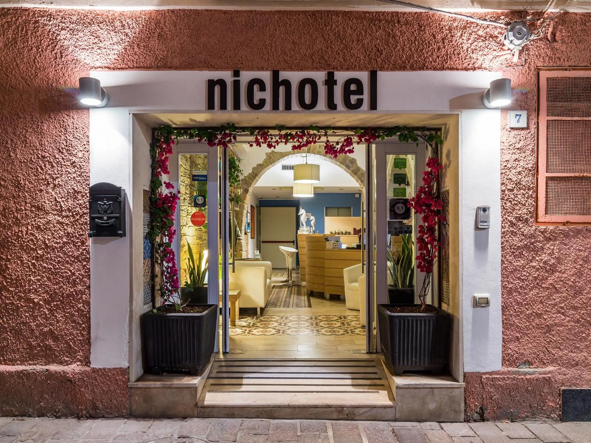 Facade/entrance in Nichotel