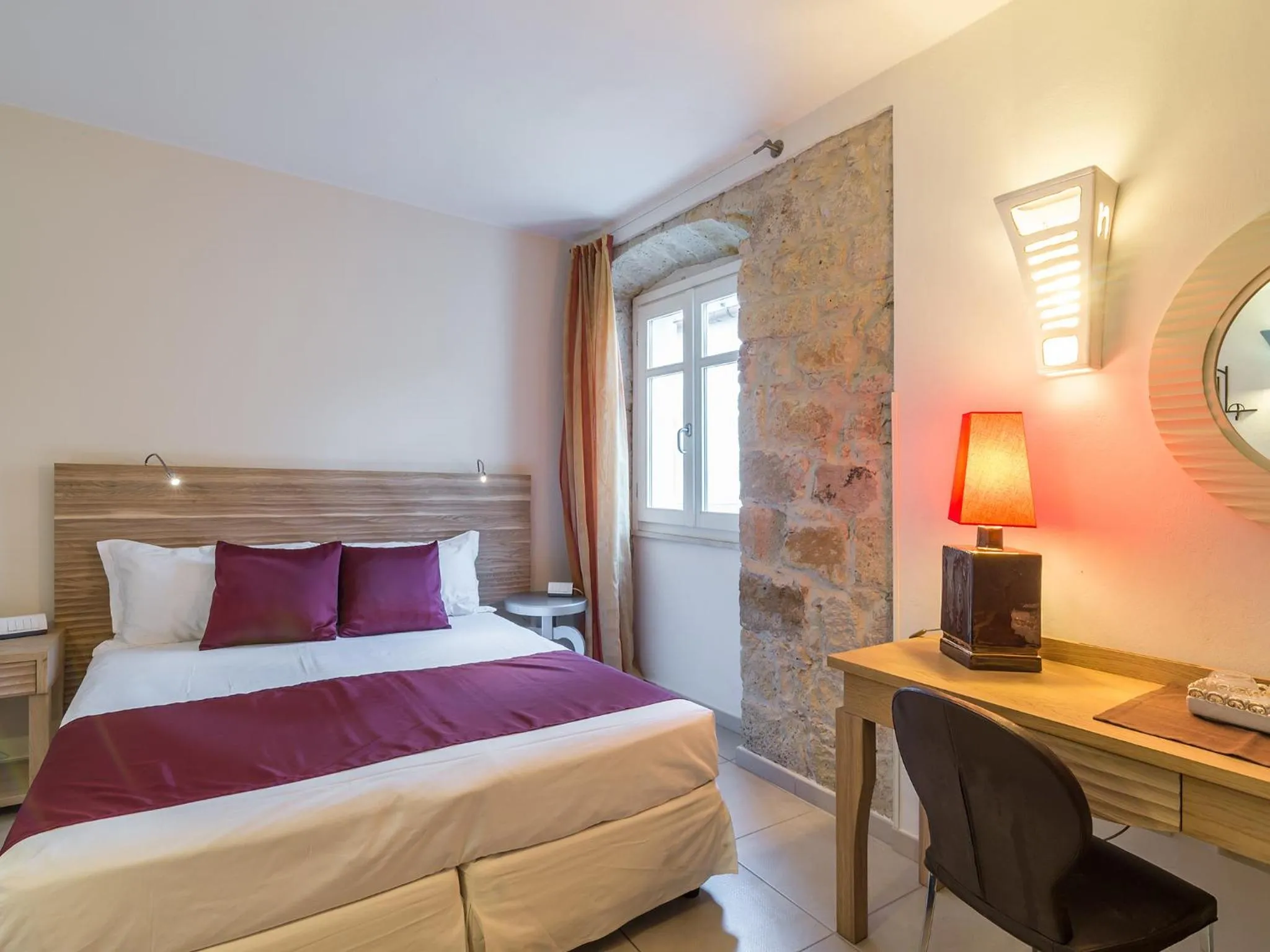 Photo of the whole room, Bed in Nichotel