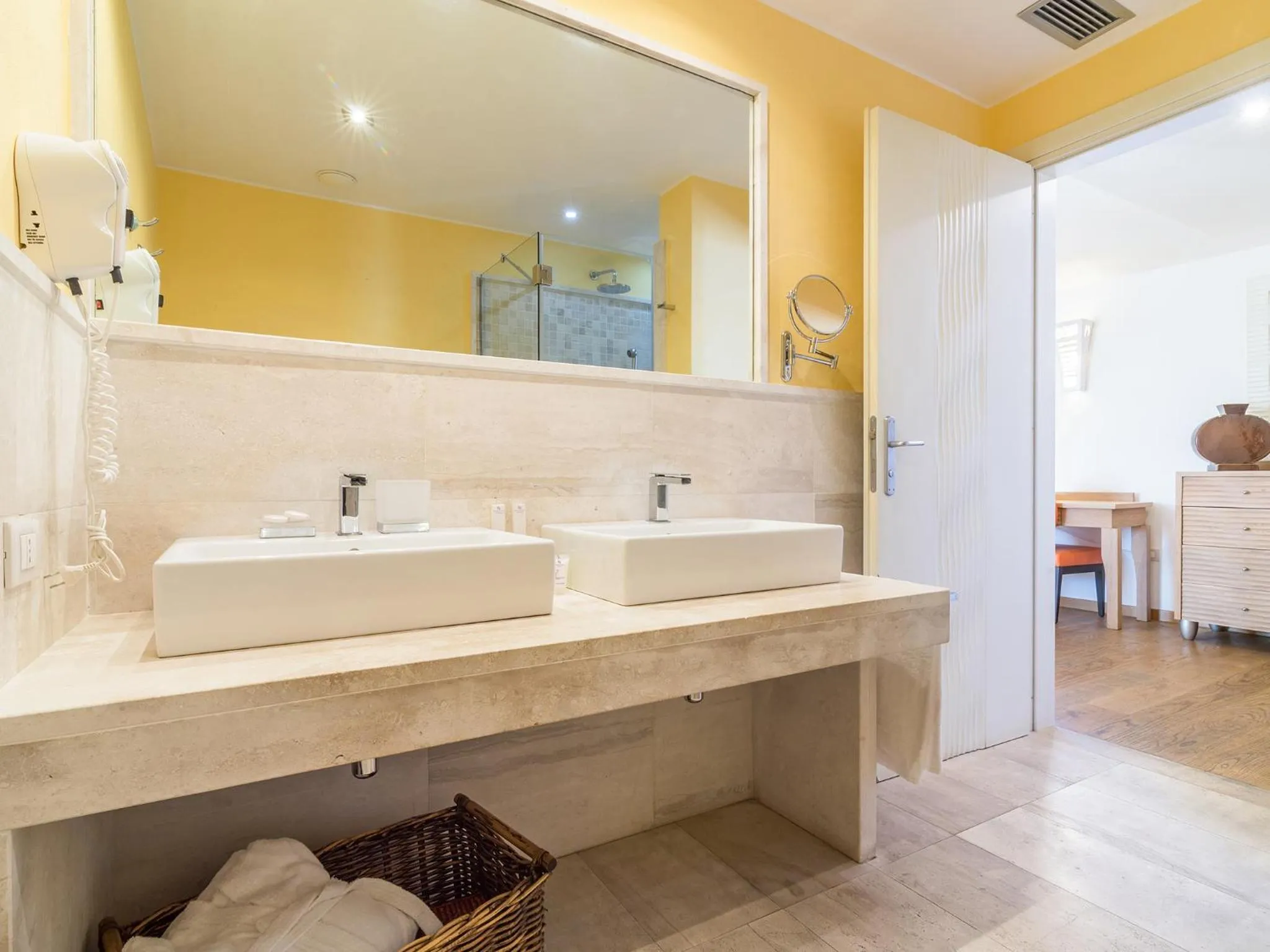 Bathroom in Nichotel