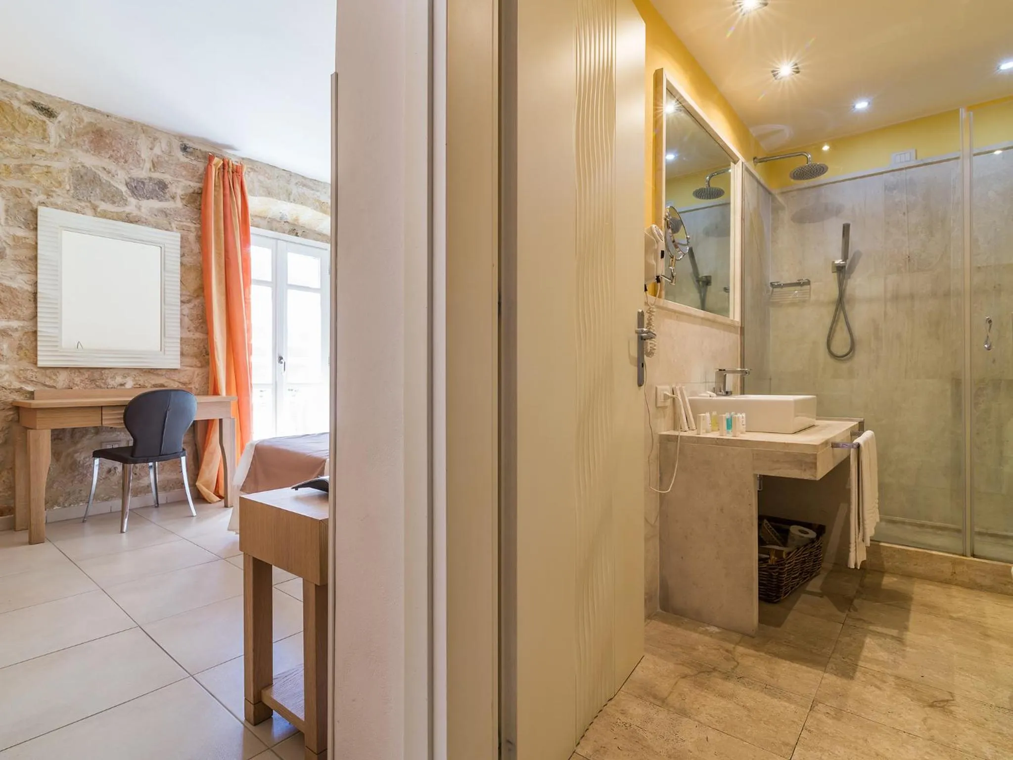 Bathroom in Nichotel