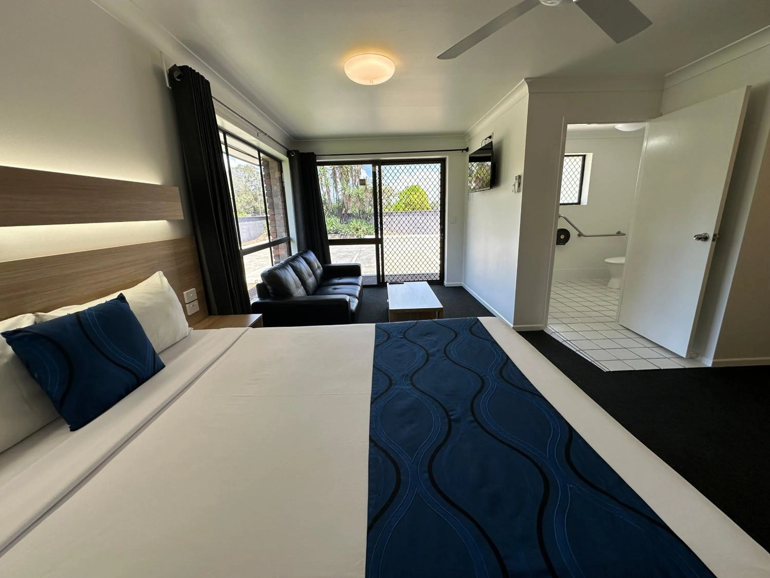 View (from property/room), Bed in Logan City Motor Inn