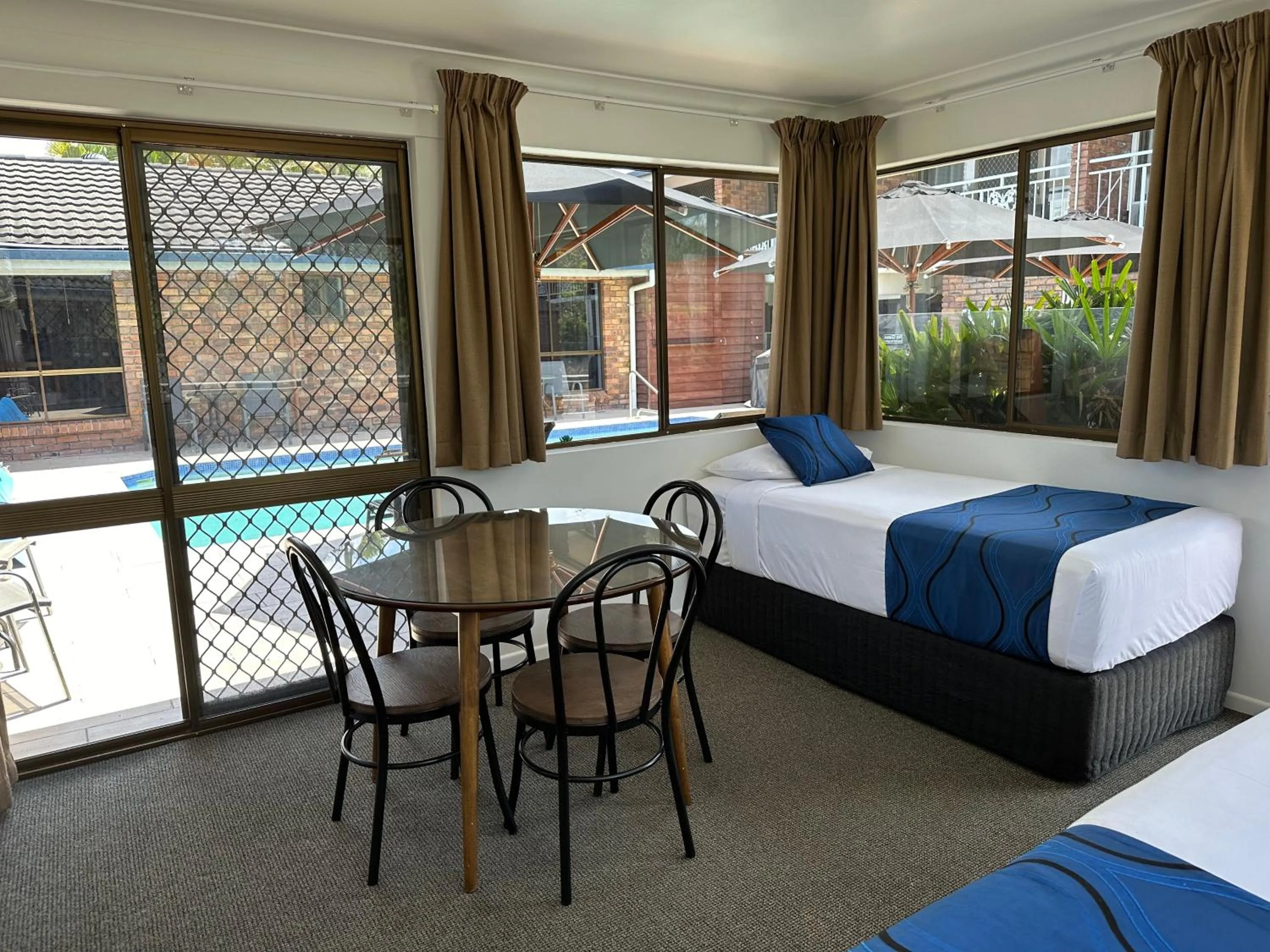 Pool view, Bed in Logan City Motor Inn