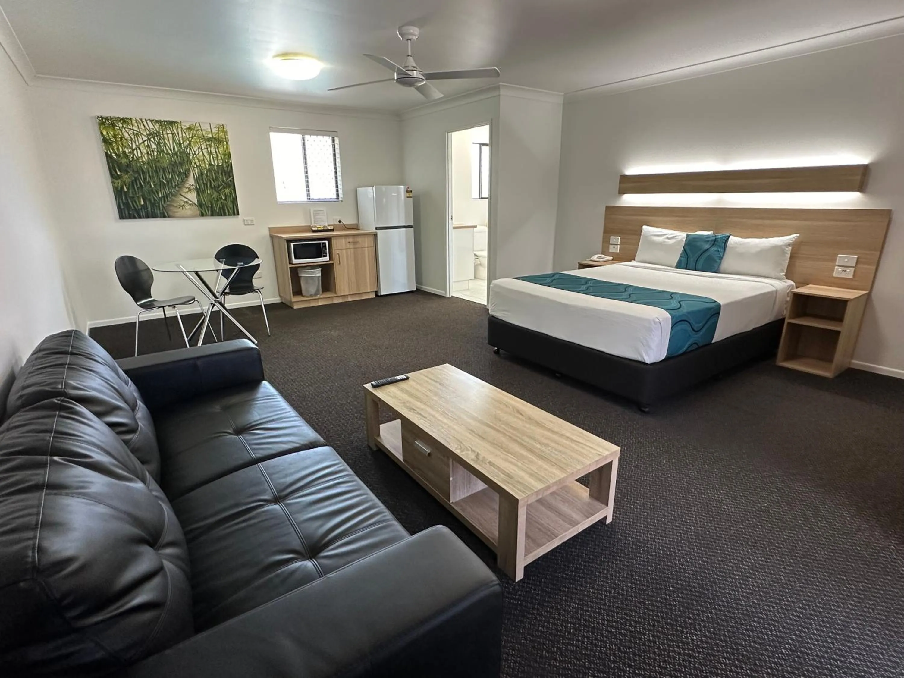 Photo of the whole room, Bed in Logan City Motor Inn
