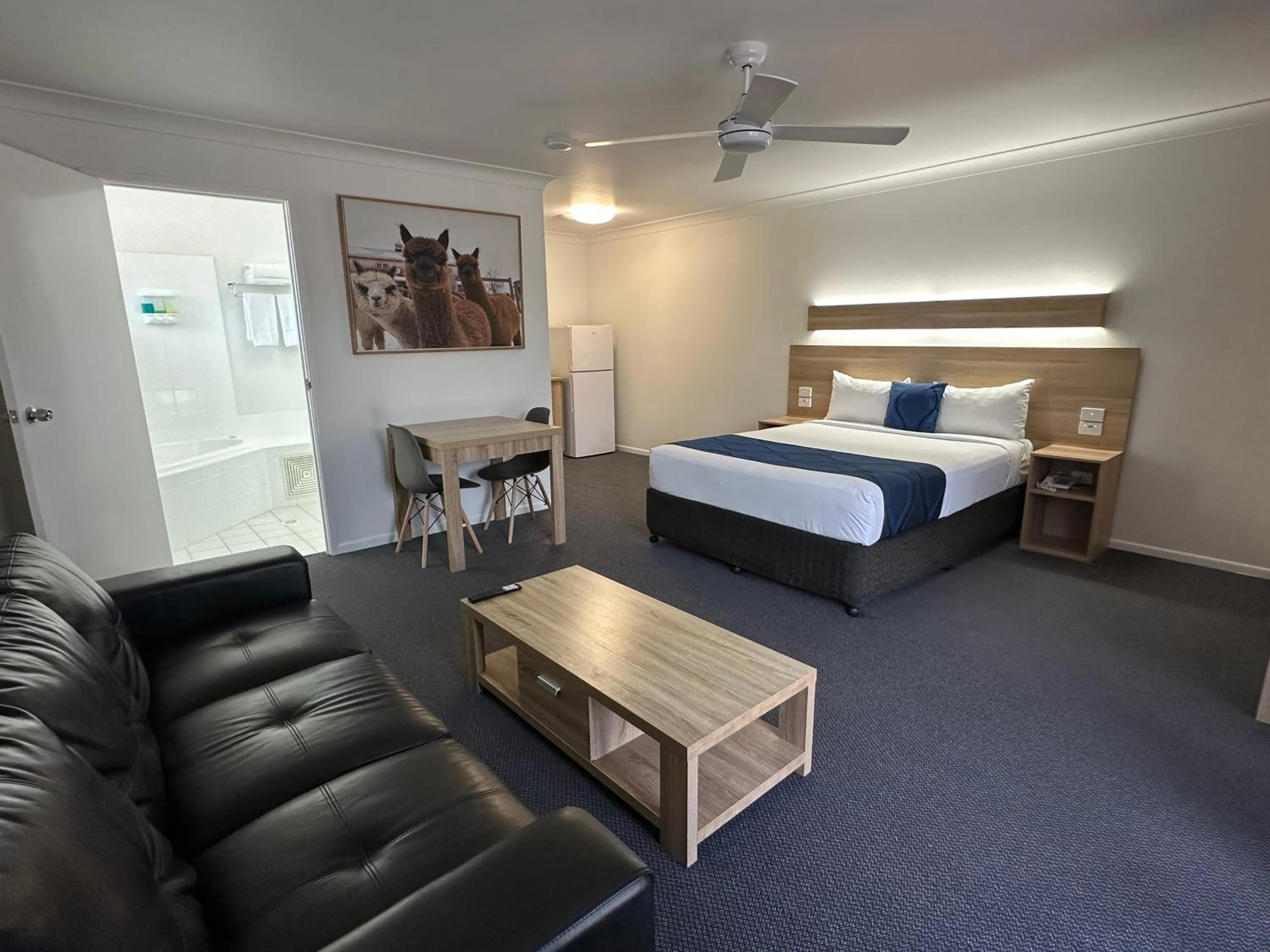 Photo of the whole room, Bed in Logan City Motor Inn