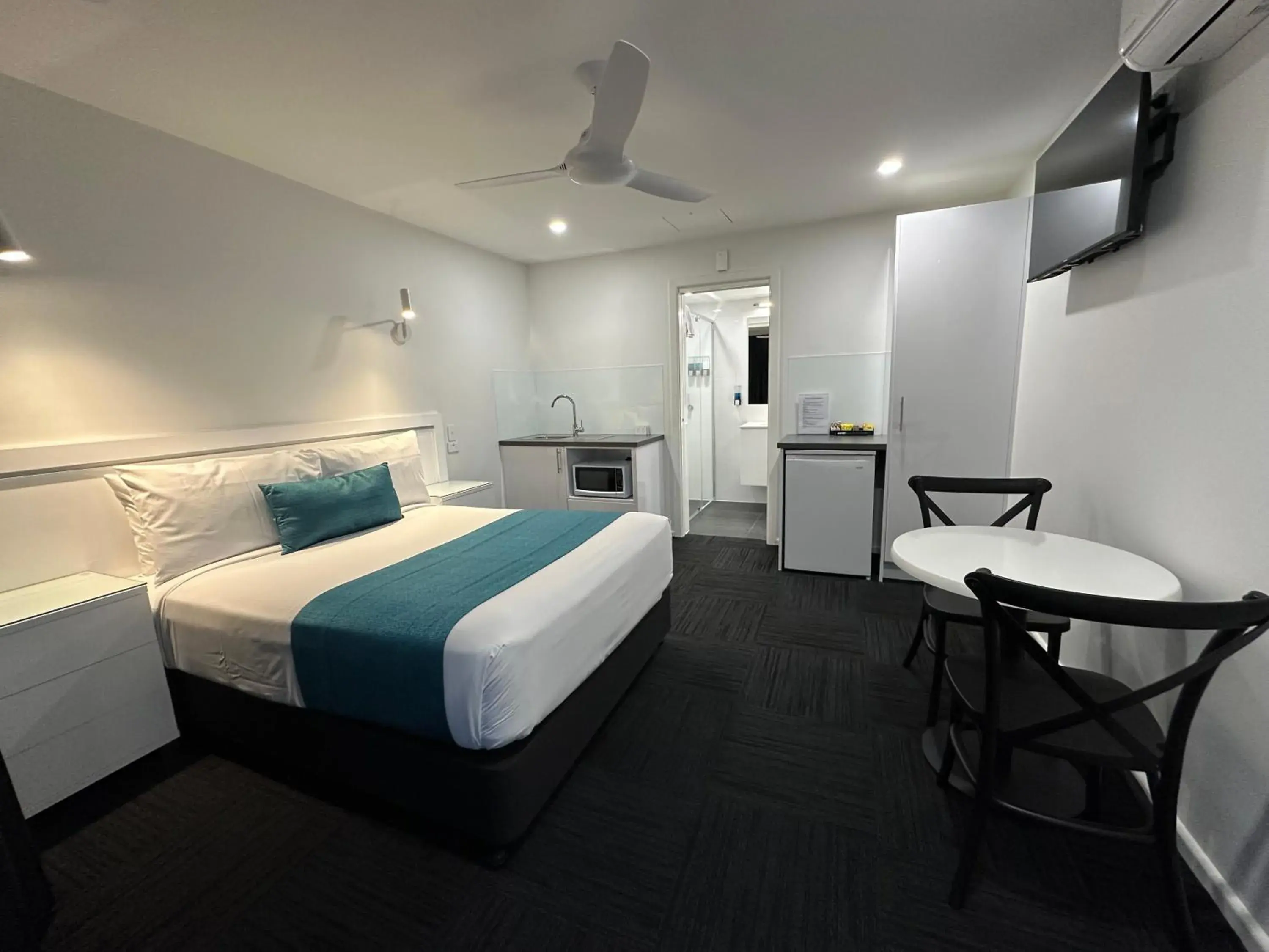 Executive Double Suite with kitchenette in Logan City Motor Inn Executive Double Suite with kitchenette in Logan City Motor Inn