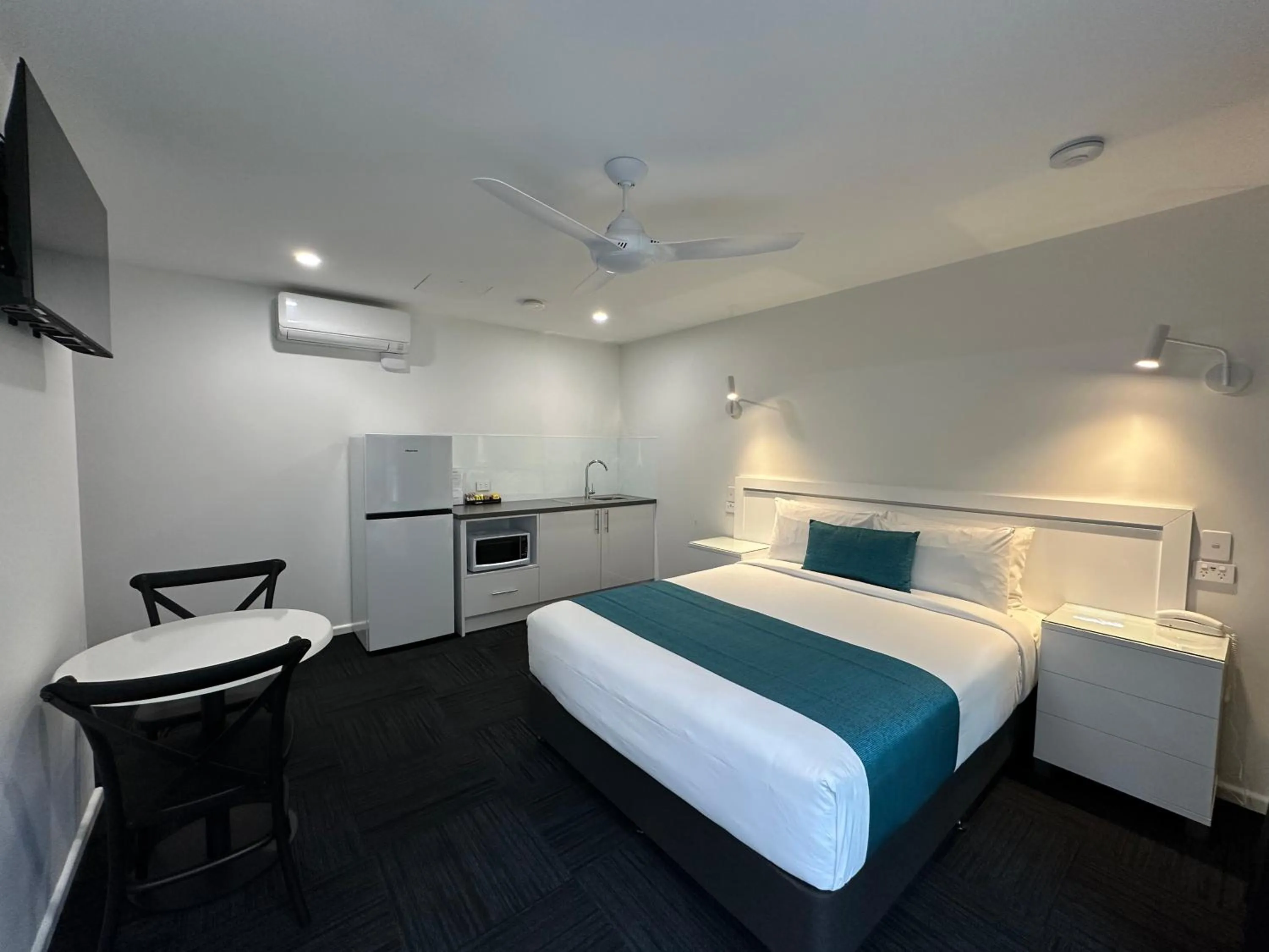 Photo of the whole room, Bed in Logan City Motor Inn