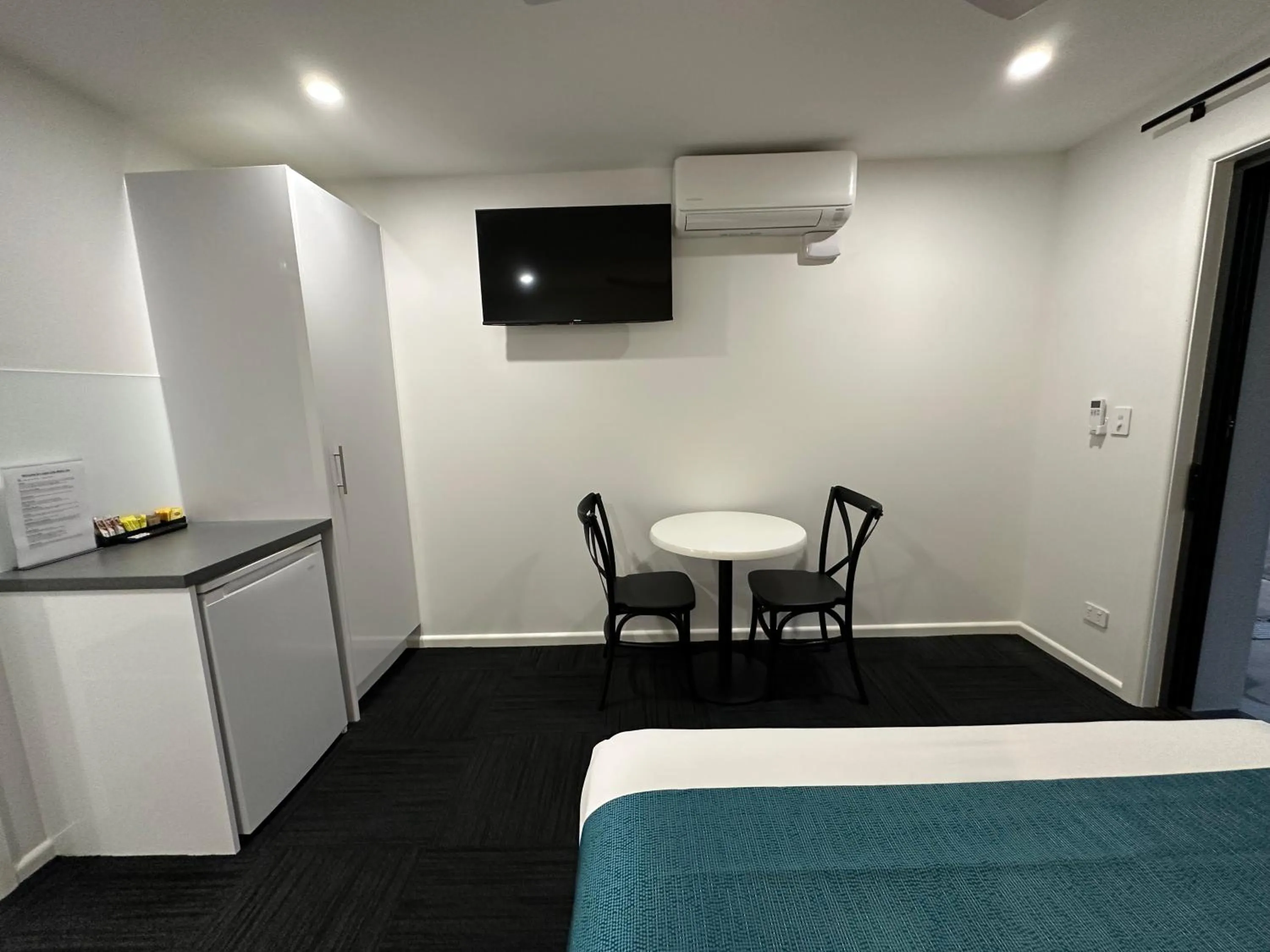 Photo of the whole room, Bed in Logan City Motor Inn