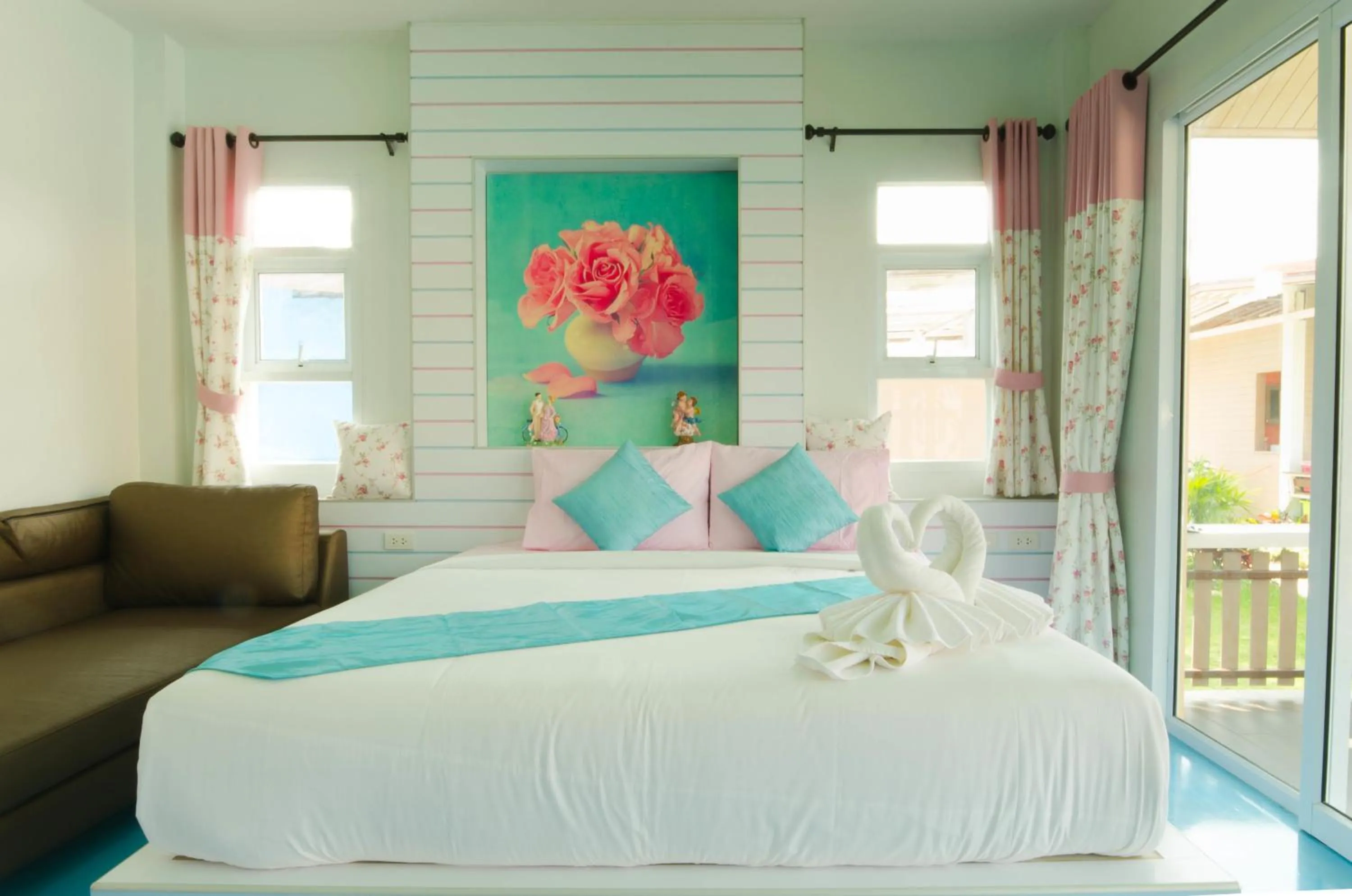 Bed in Pueanjai Resort and Restaurant