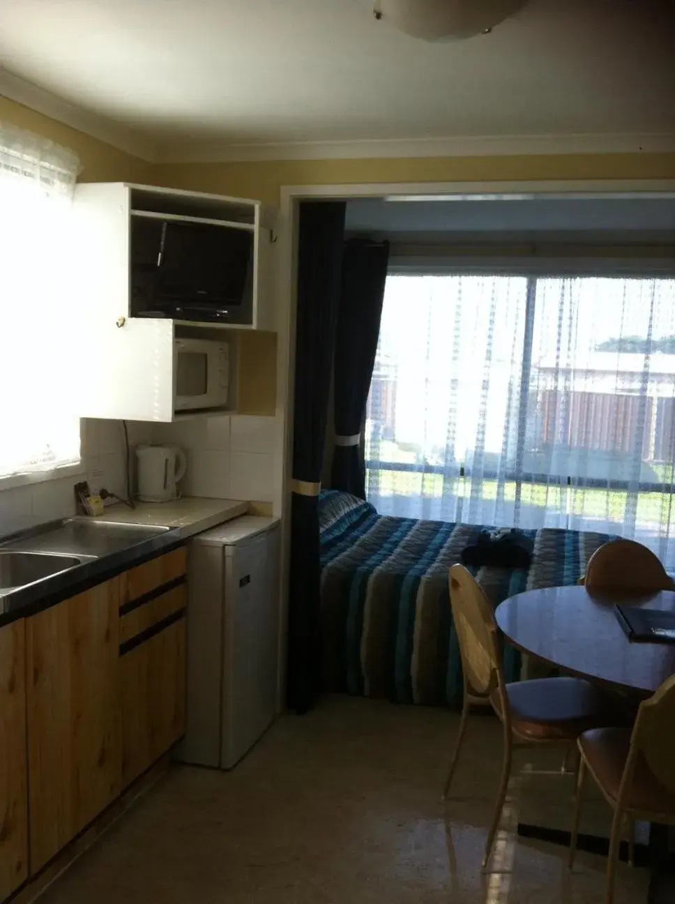 Family Room with Bathroom in Gum Tree Caravan Park Family Room with Bathroom in Gum Tree Caravan Park