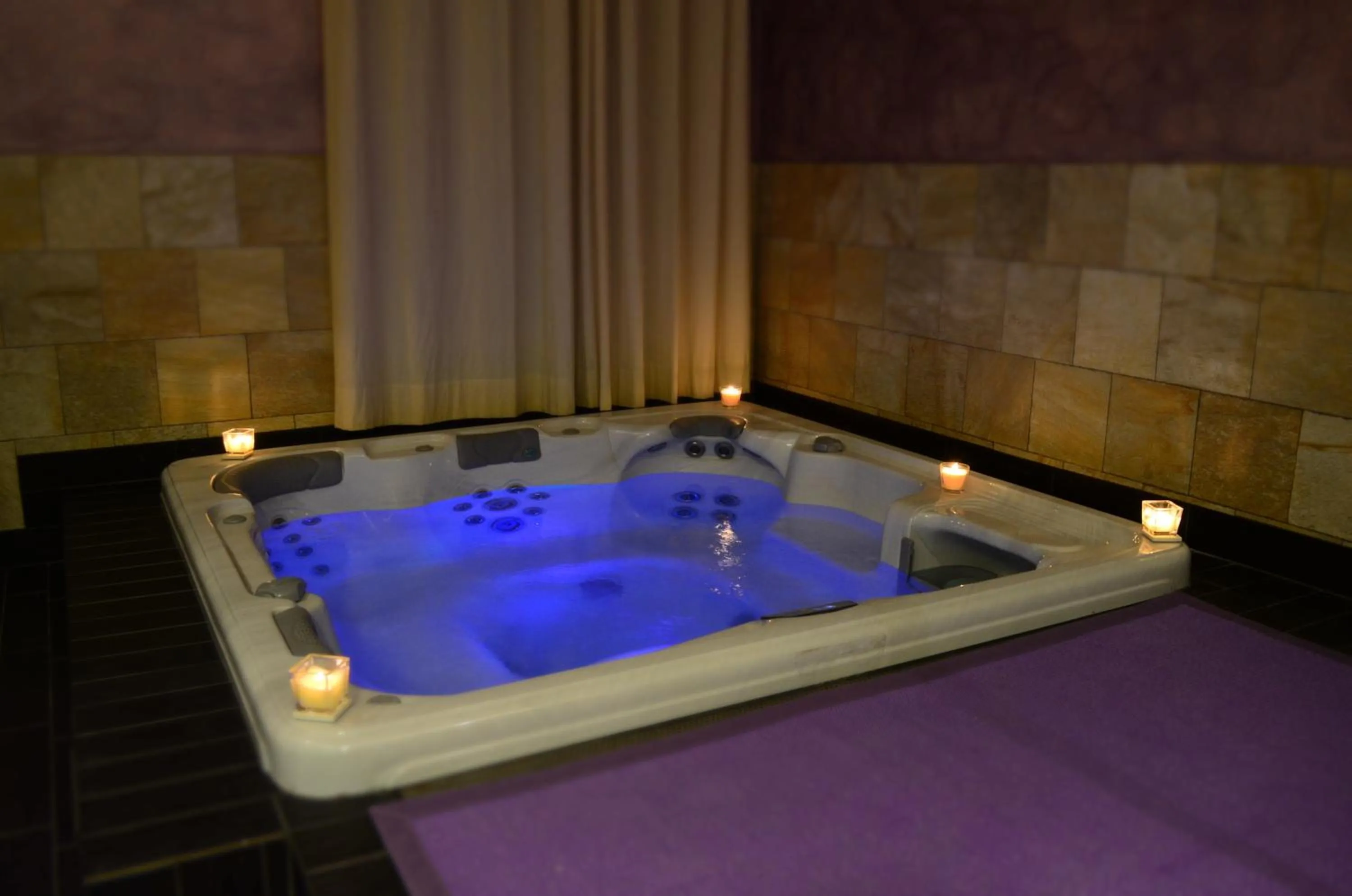 Hot Tub in Grand Hotel Nizza Et Suisse