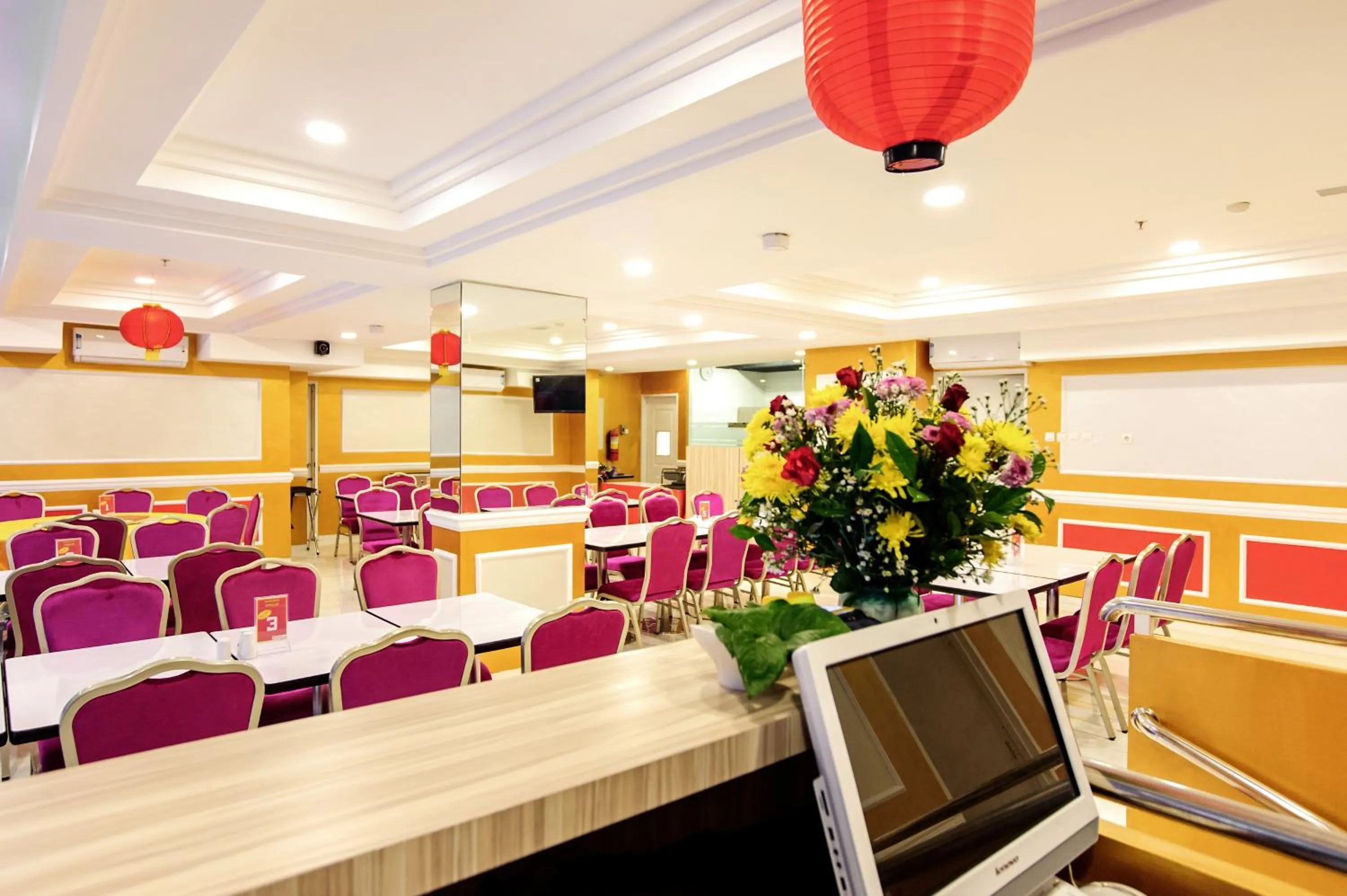 Restaurant/places to eat in HOM Hotel Kudus by Horison Group