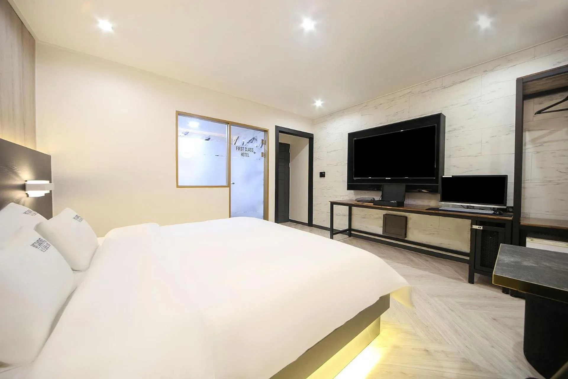 Bed in Masan First Class Hotel