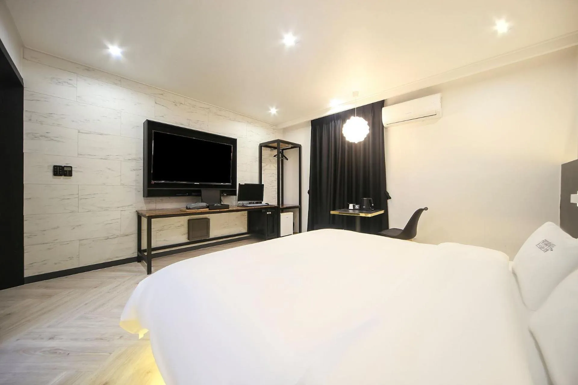 Bed in Masan First Class Hotel