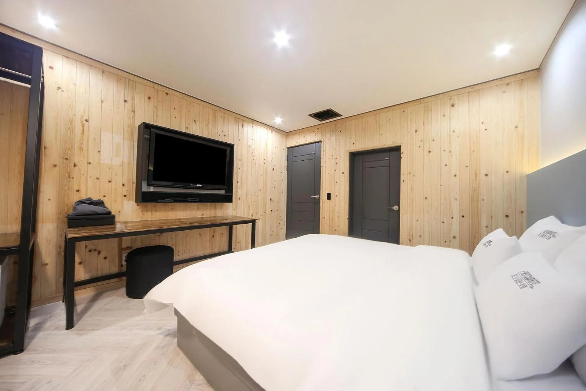 Bed in Masan First Class Hotel