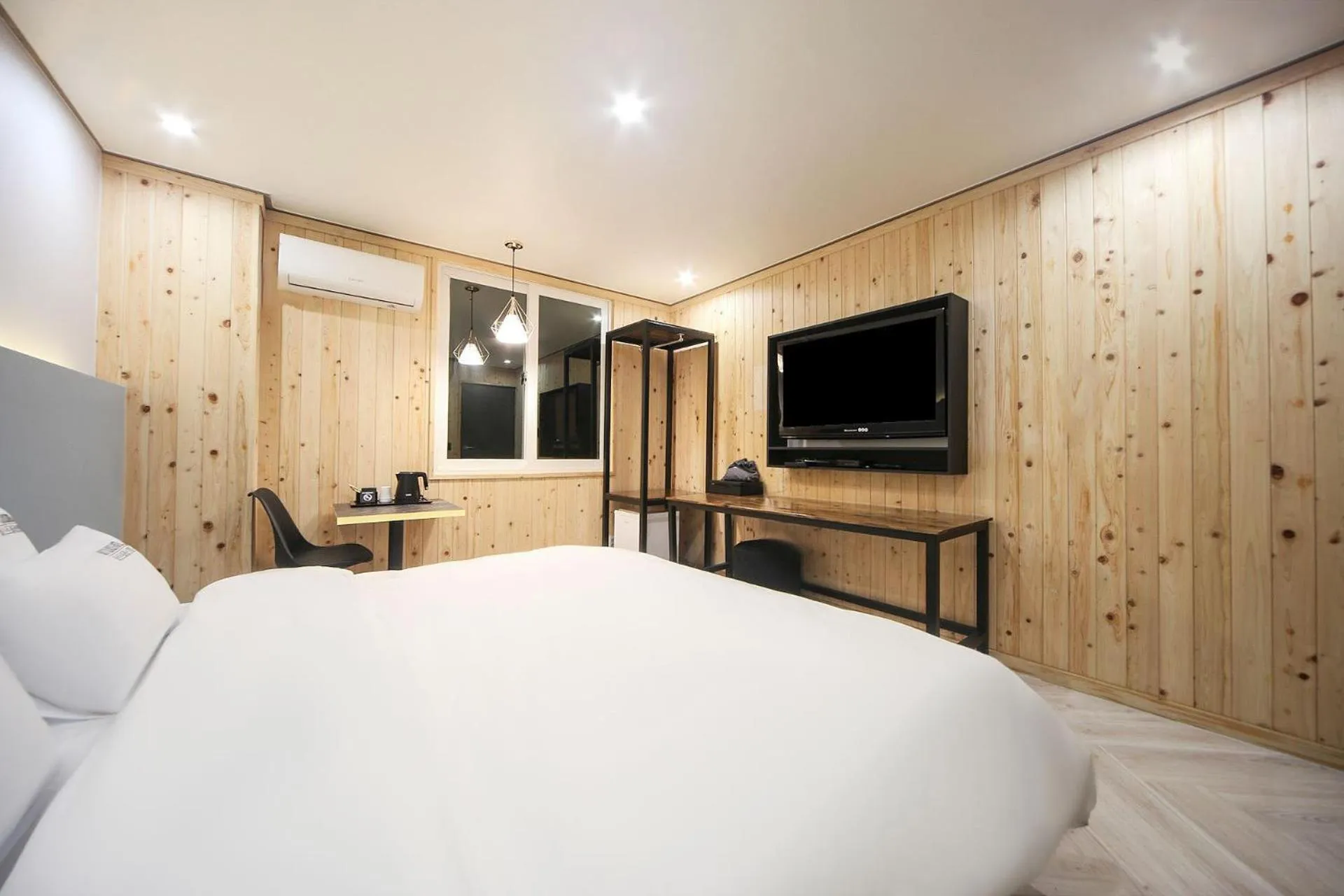 Bed in Masan First Class Hotel