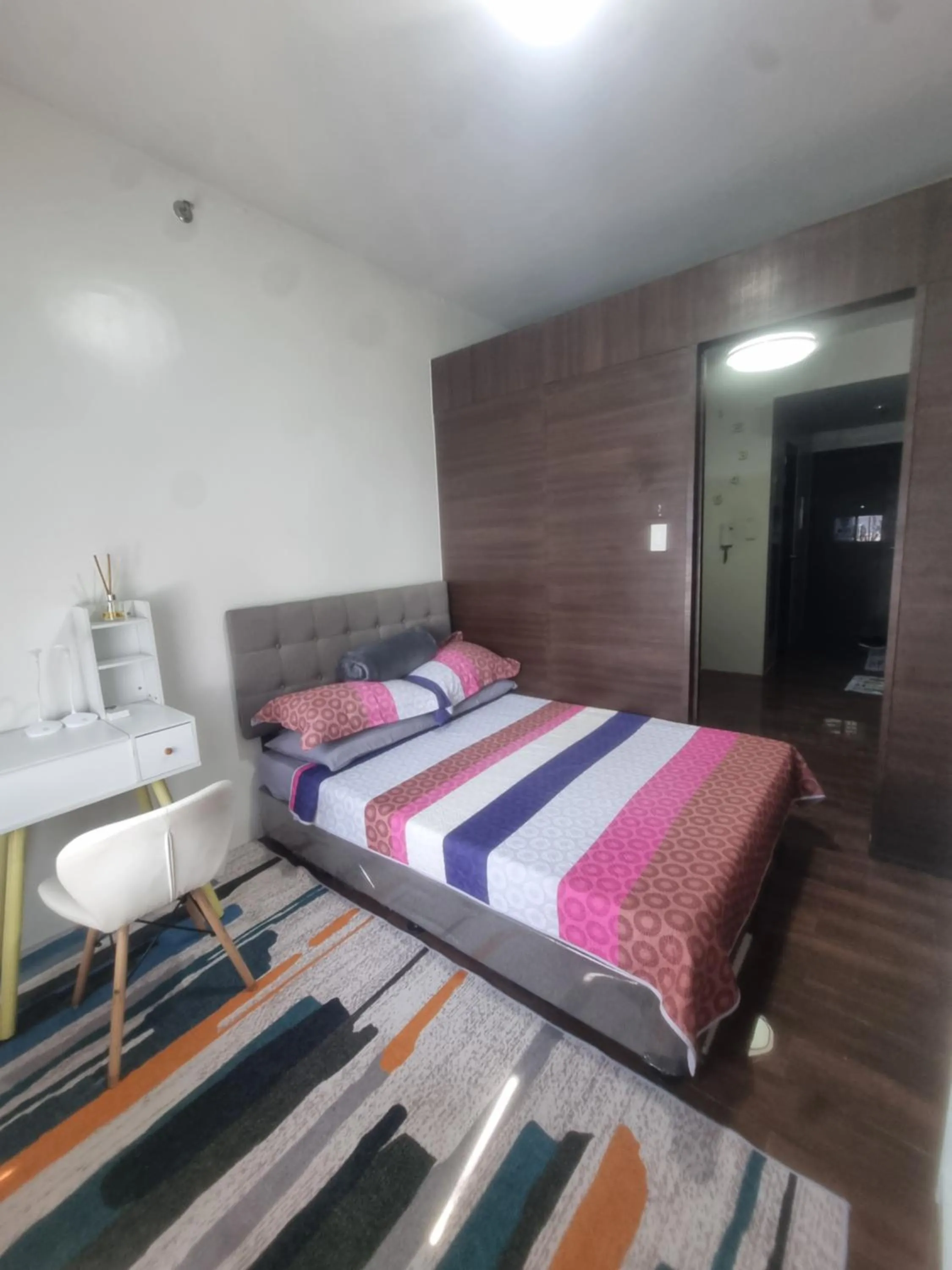 Bed in Great View 1 BR Condo in Makati near Trident Tower