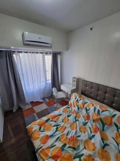 Bed in Great View 1 BR Condo in Makati near Trident Tower